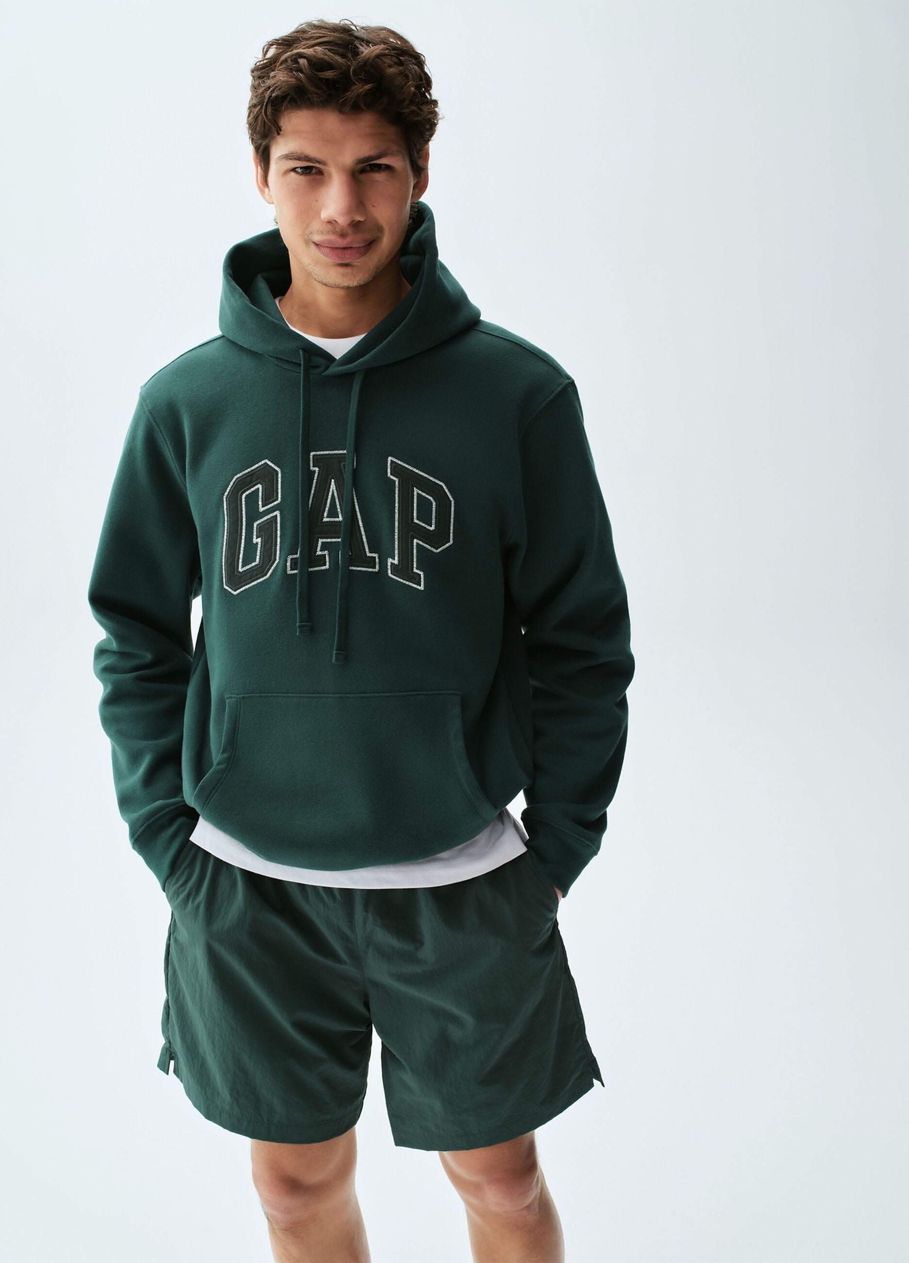 Felpa con cappuccio e logo GAP in misto cotone