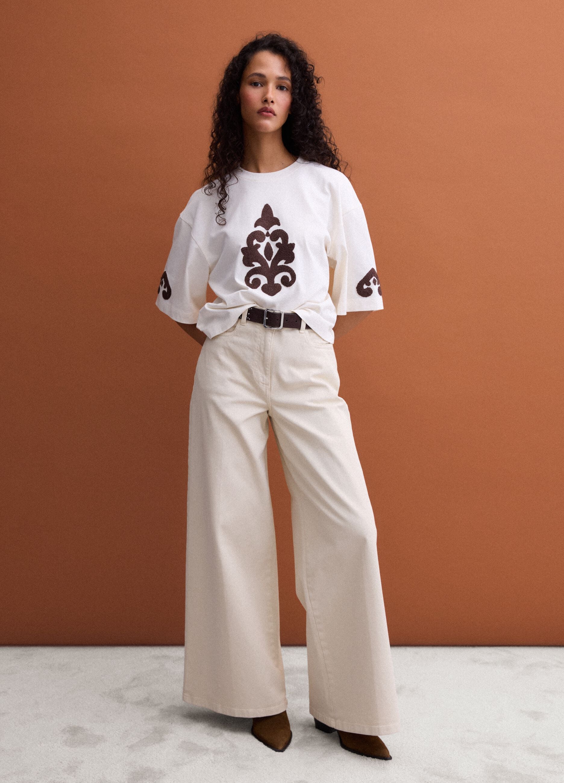T-shirt beige in puro cotone con ricami regular fit