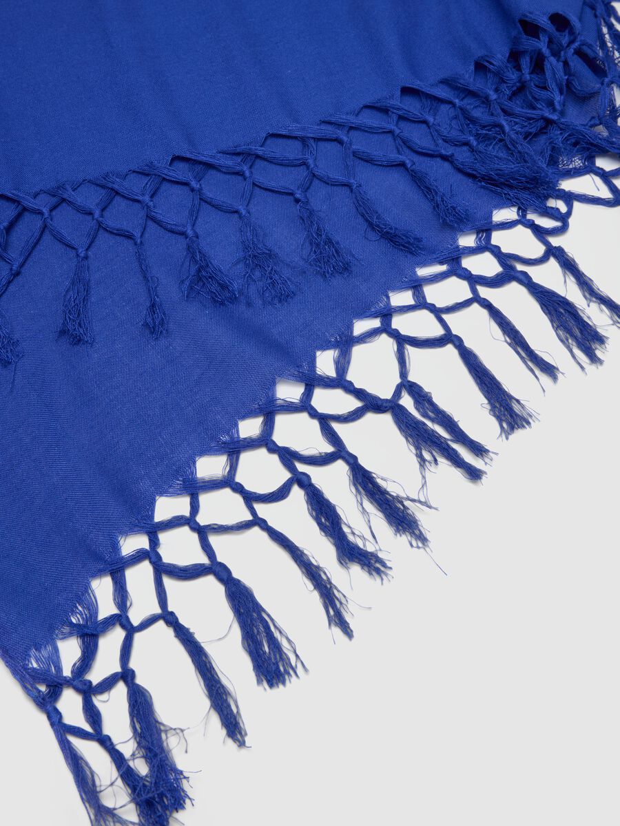 Sciarpa in misto viscosa e lino blu con frange_3