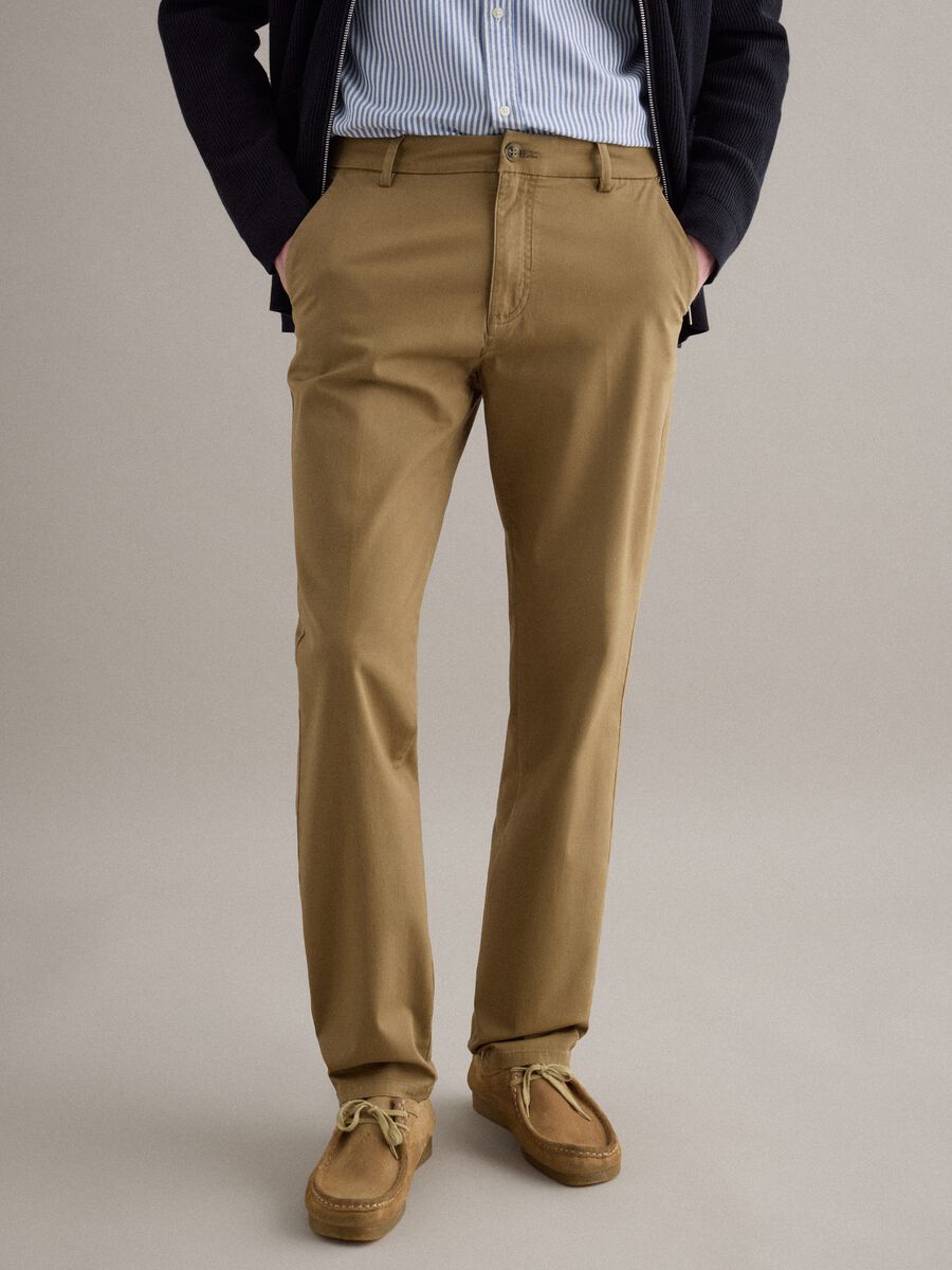 Pantaloni chino marrone in cotone elasticizzato slim fit_1
