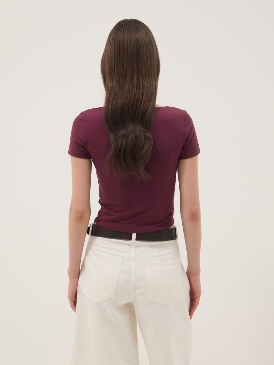 Purple stretch cotton T-shirt with square neckline, regular fit_3