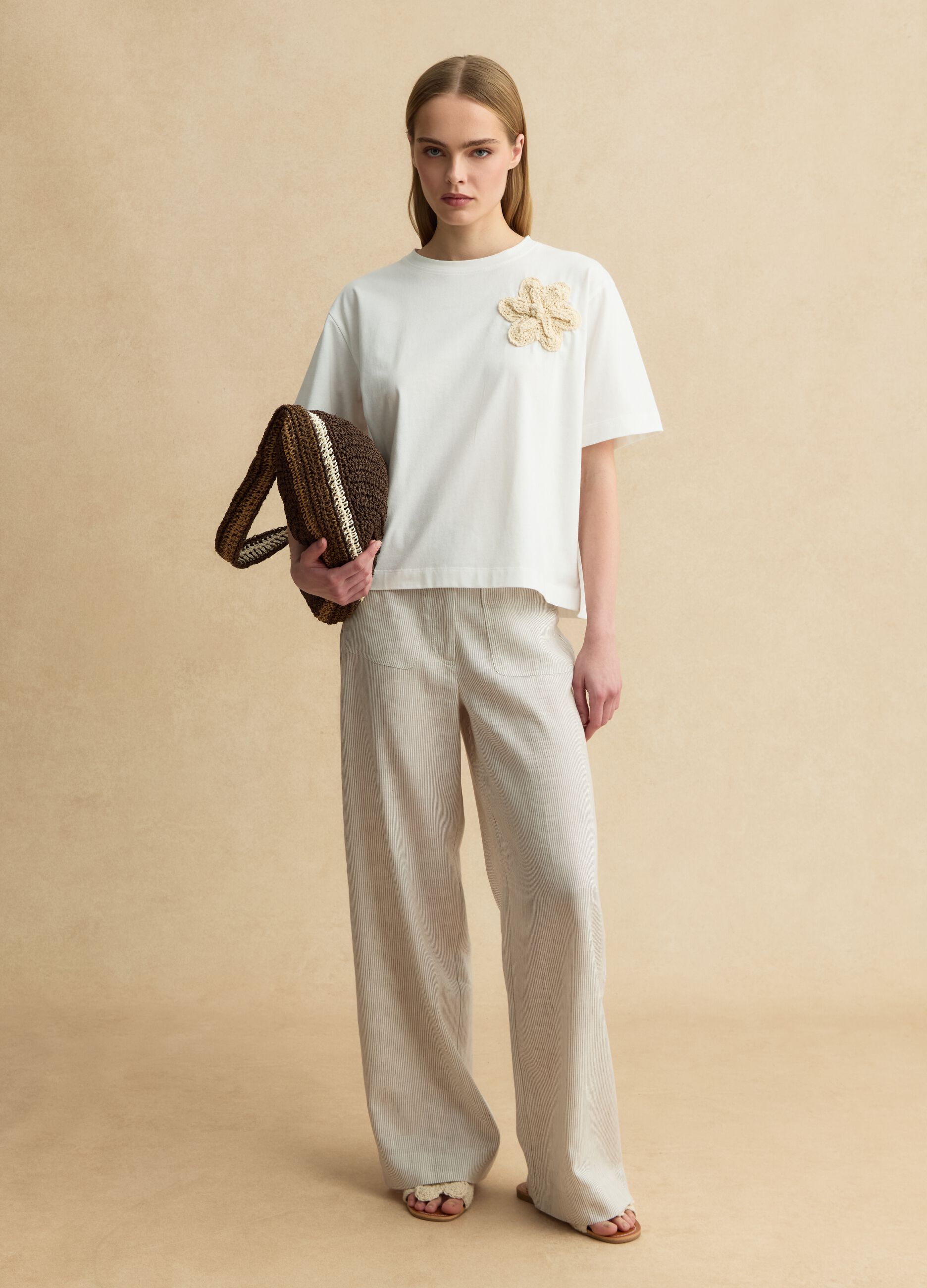 White pure cotton regular-fit T-shirt with floral appliqu&eacute;