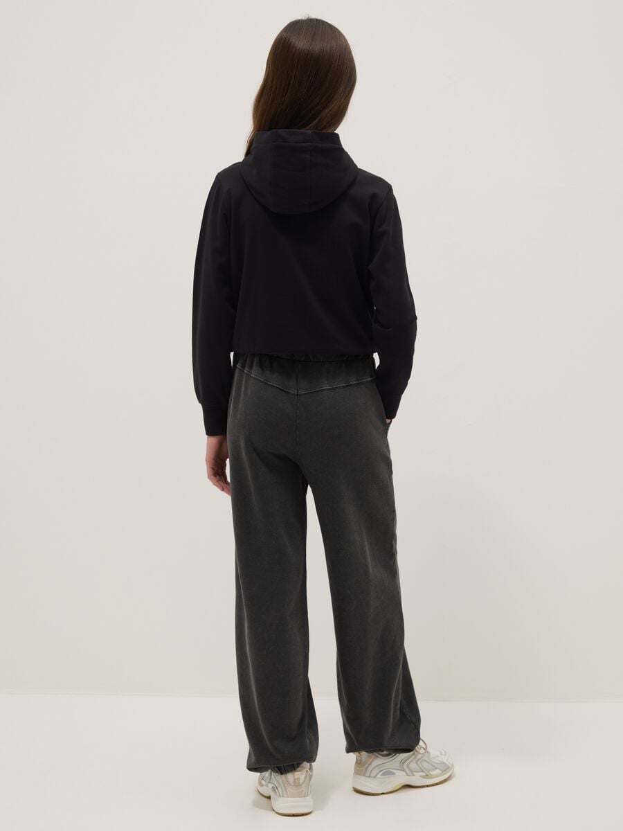 Pantaloni jogger in puro cotone grigio da ragazza oversize fit_1