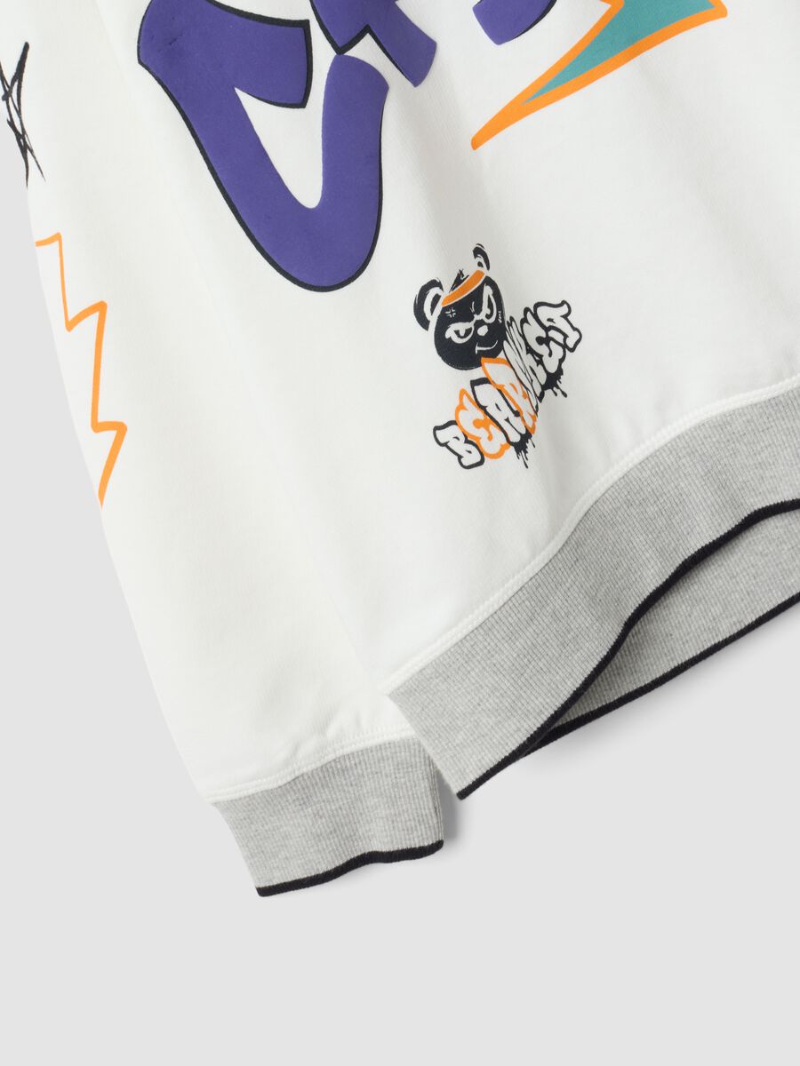 White cotton-blend hoodie with graffiti oversized fit for boys_3