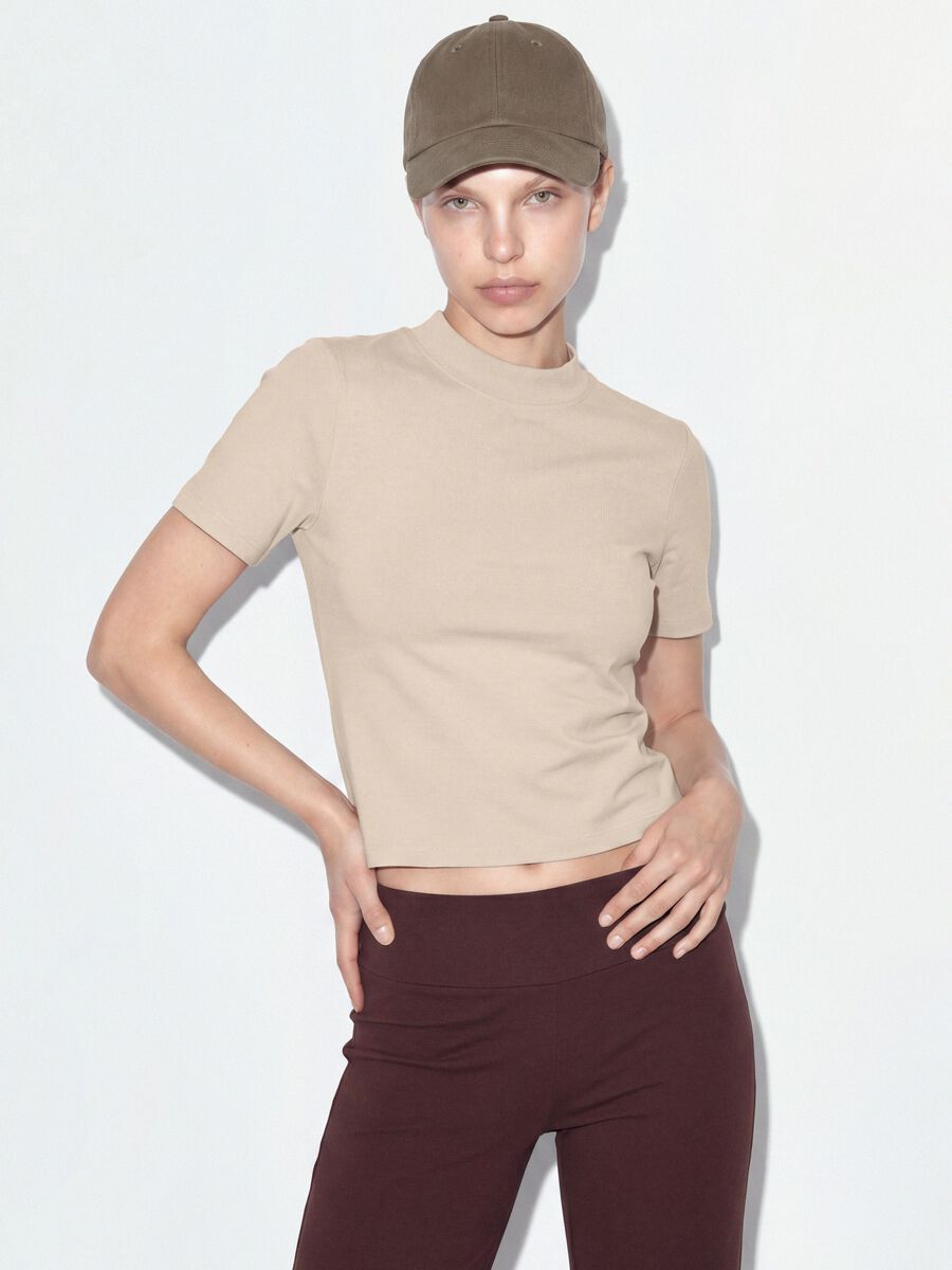 T-shirt fitted beige in cotone elasticizzato con collo rialzato_0