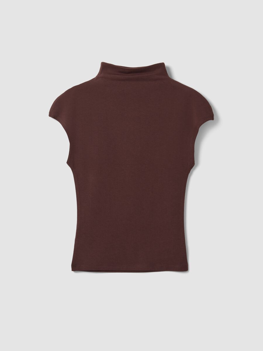 T-shirt marrone in modal e cotone elasticizzato con collo rialzato fitted_2