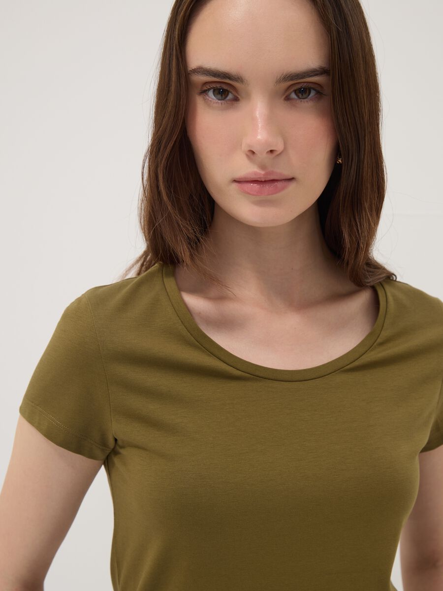 T-shirt verde in cotone elasticizzato a girocollo regular fit_2