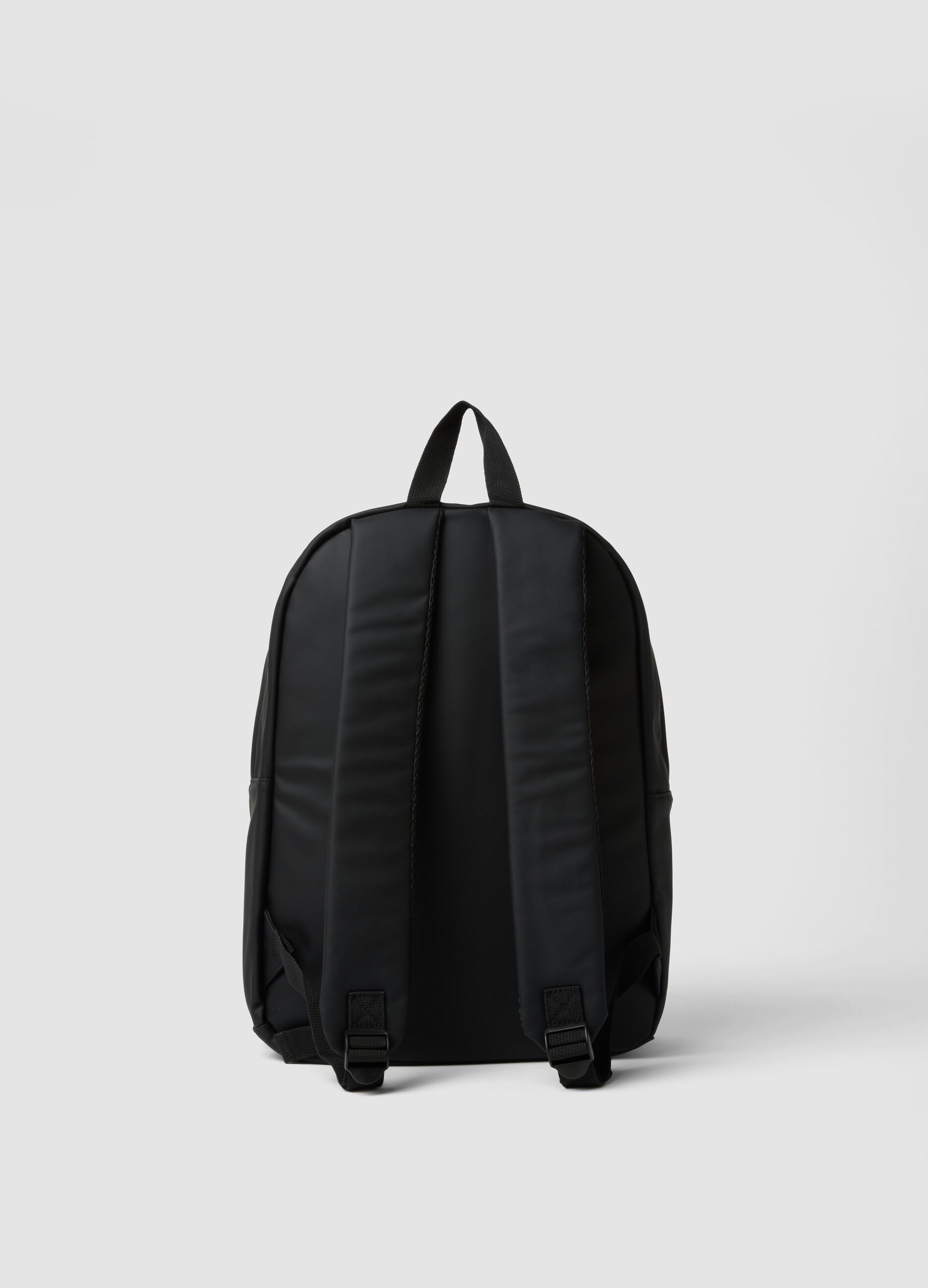 Black water-repellent backpack with front pocket