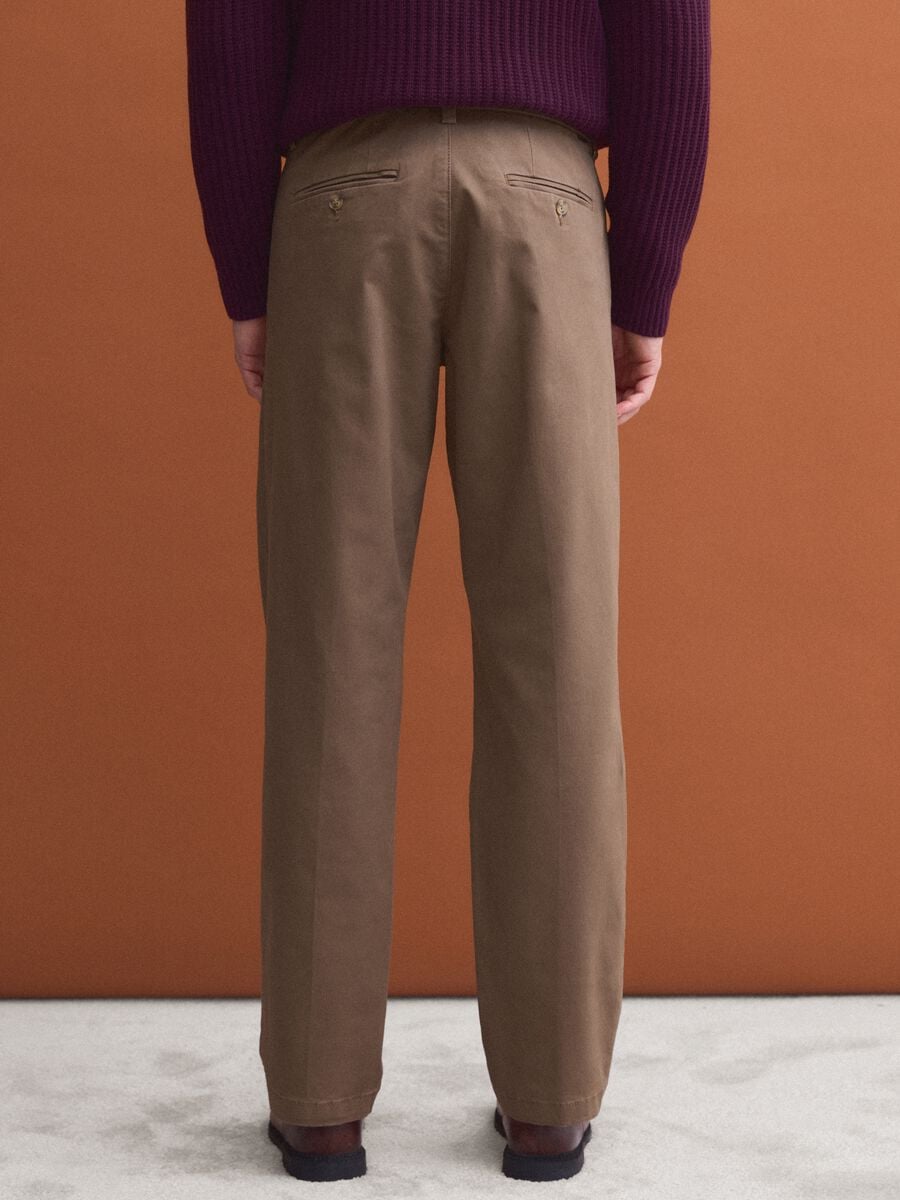 Pantaloni chino marroni in twill di cotone elasticizzato regular fit_2