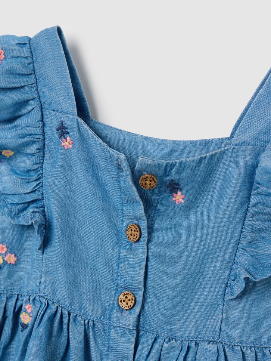 Baby girls&rsquo; denim dress in 100% Lyocell with regular fit and embroidery_3