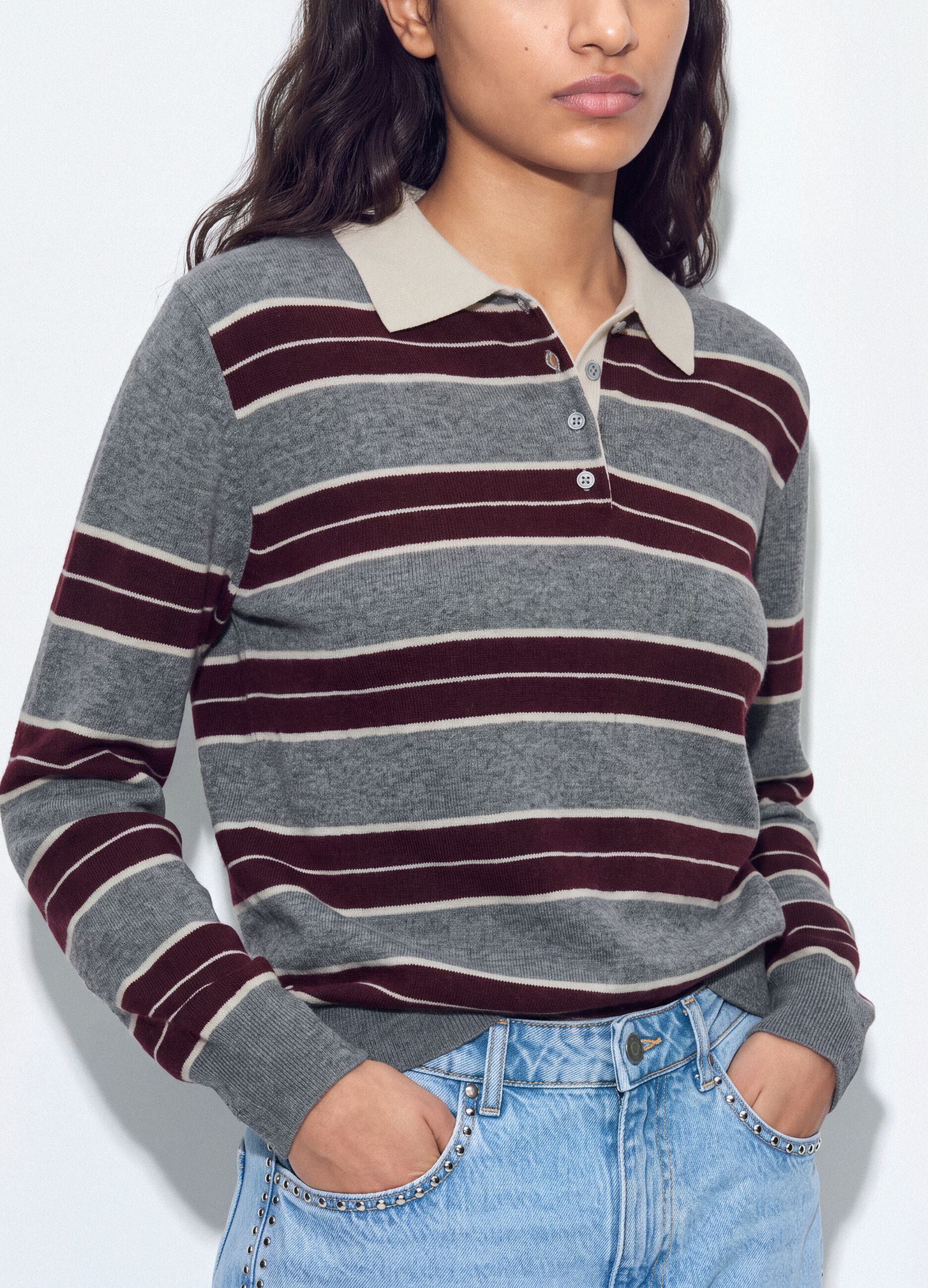 Maglia grigia in misto lana a righe con colletto polo