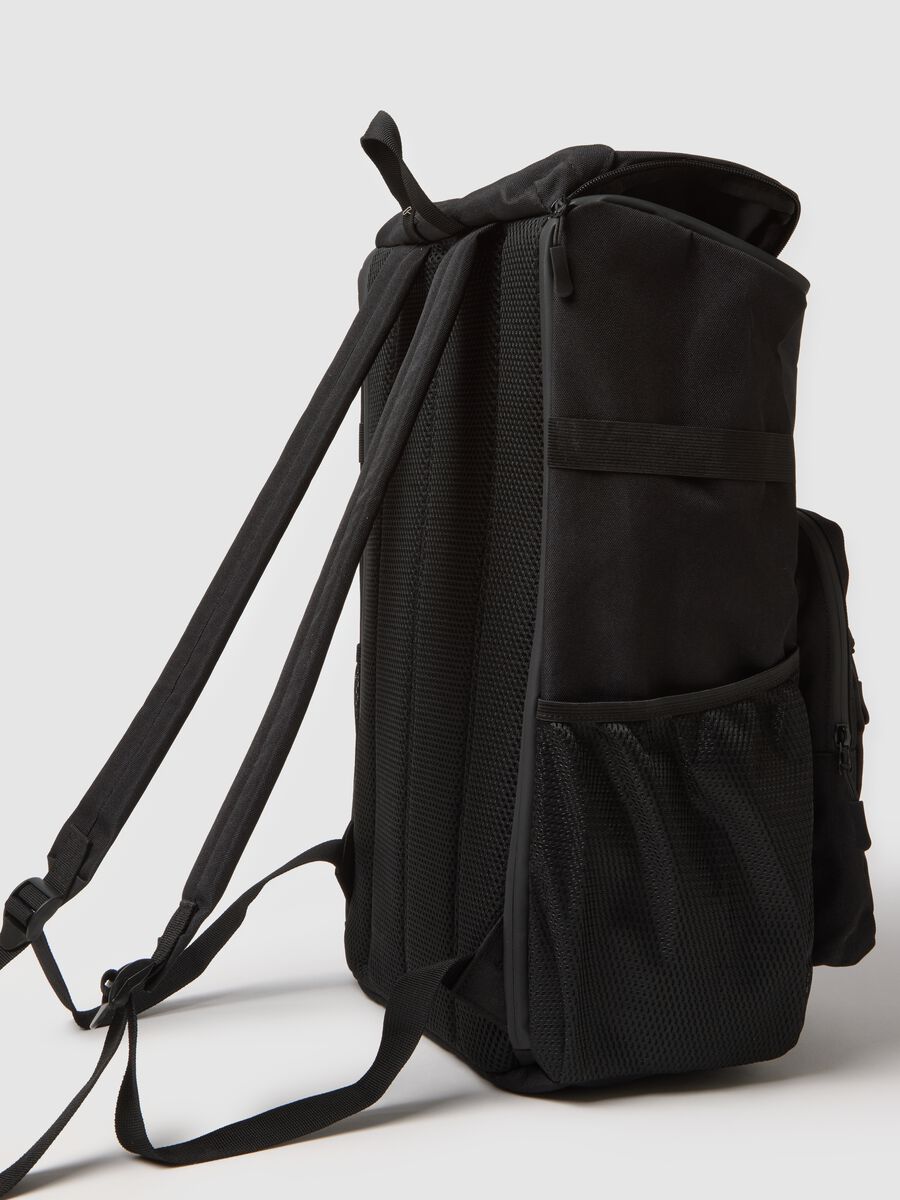 Zaino sportivo nero con spallacci regolabili_2