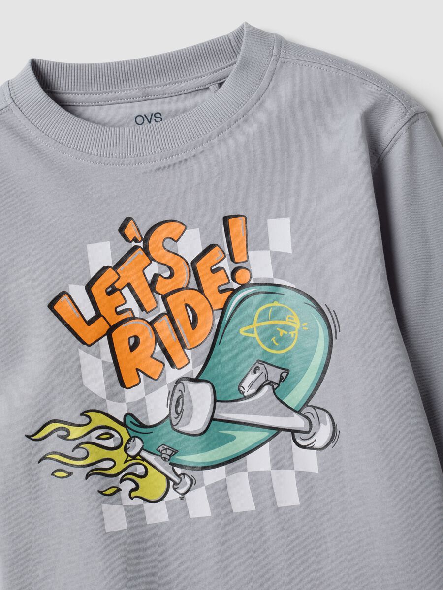 T-shirt grigia in puro cotone a girocollo con stampa skater per bambino_2