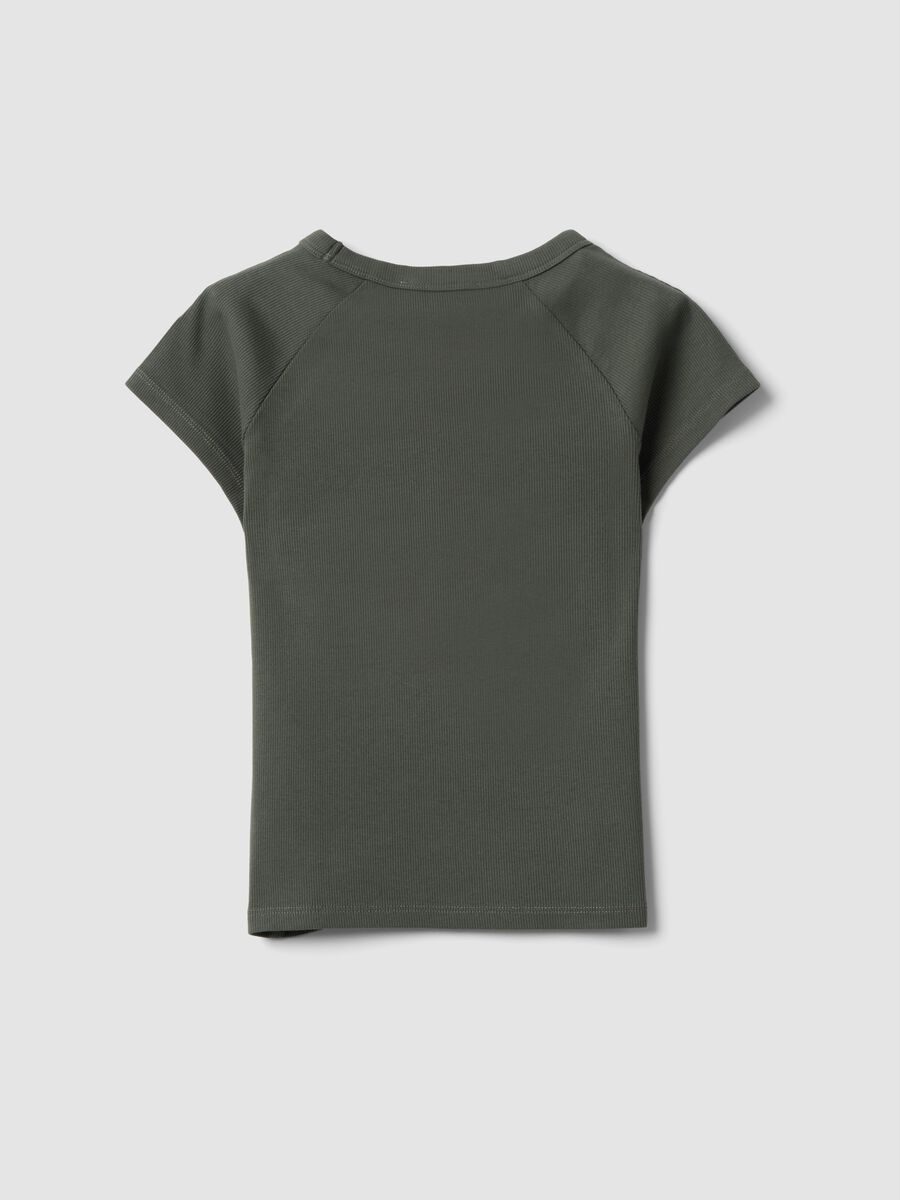 T-shirt fitted verde in cotone elasticizzato a costine con borchie_6