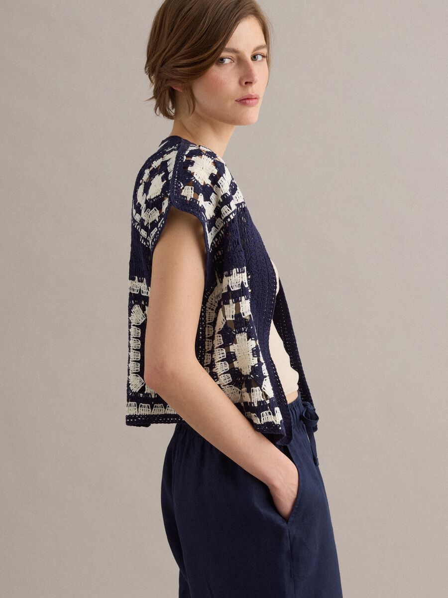 Gilet bianco e blu in crochet di misto cotone regular fit_0