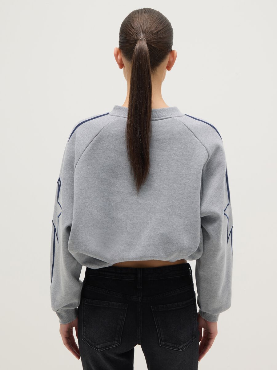 Felpa grigia in misto cotone oversize con collo a V e stampa_3
