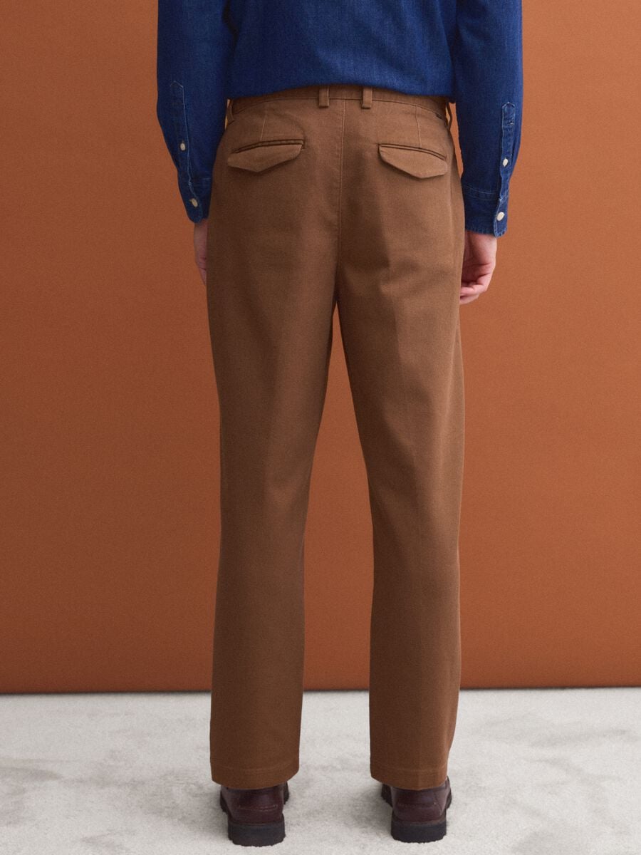 Pantaloni chino marroni in cotone elasticizzato straight fit_3