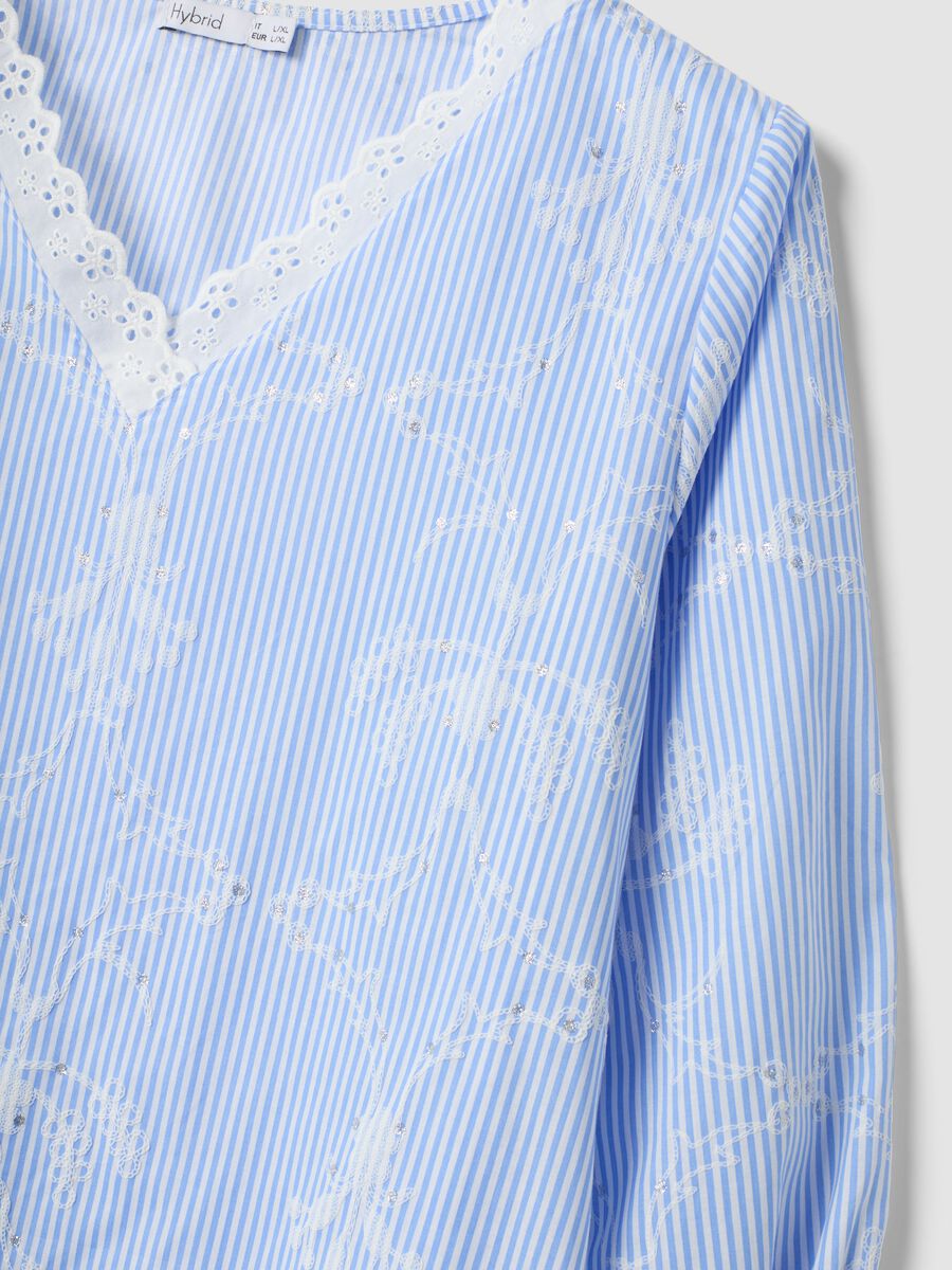 Blue cotton-blend top with embroidery and V-neck_5