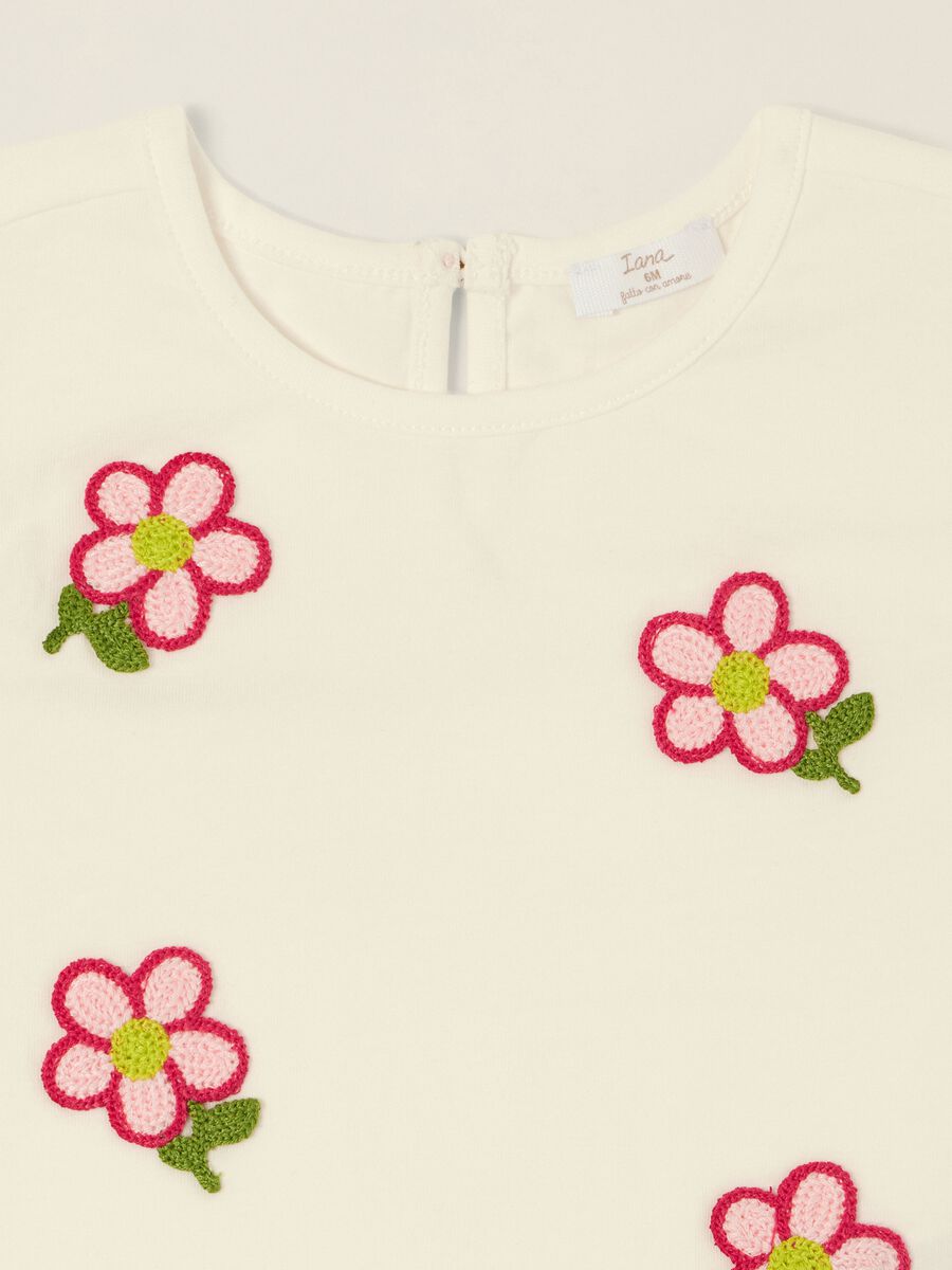 T-shirt bianca in cotone elasticizzato con fiori ricamati da neonata_1