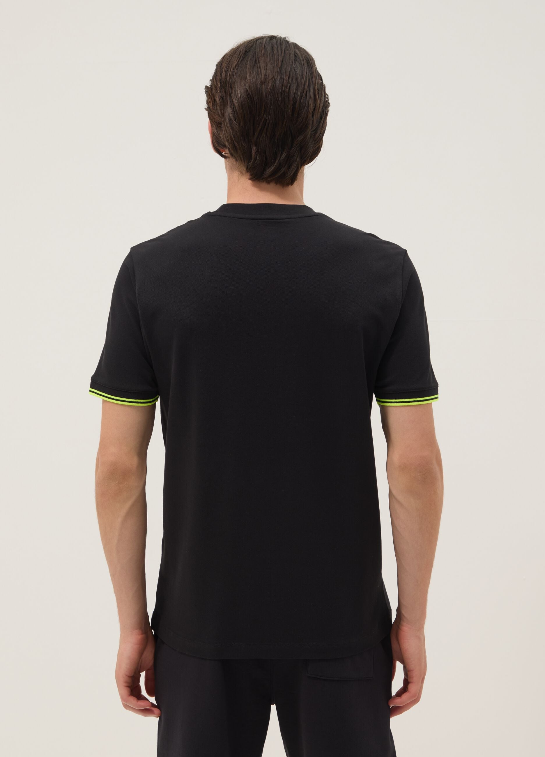 Black short-sleeve stretch cotton T-shirt with chest pocket