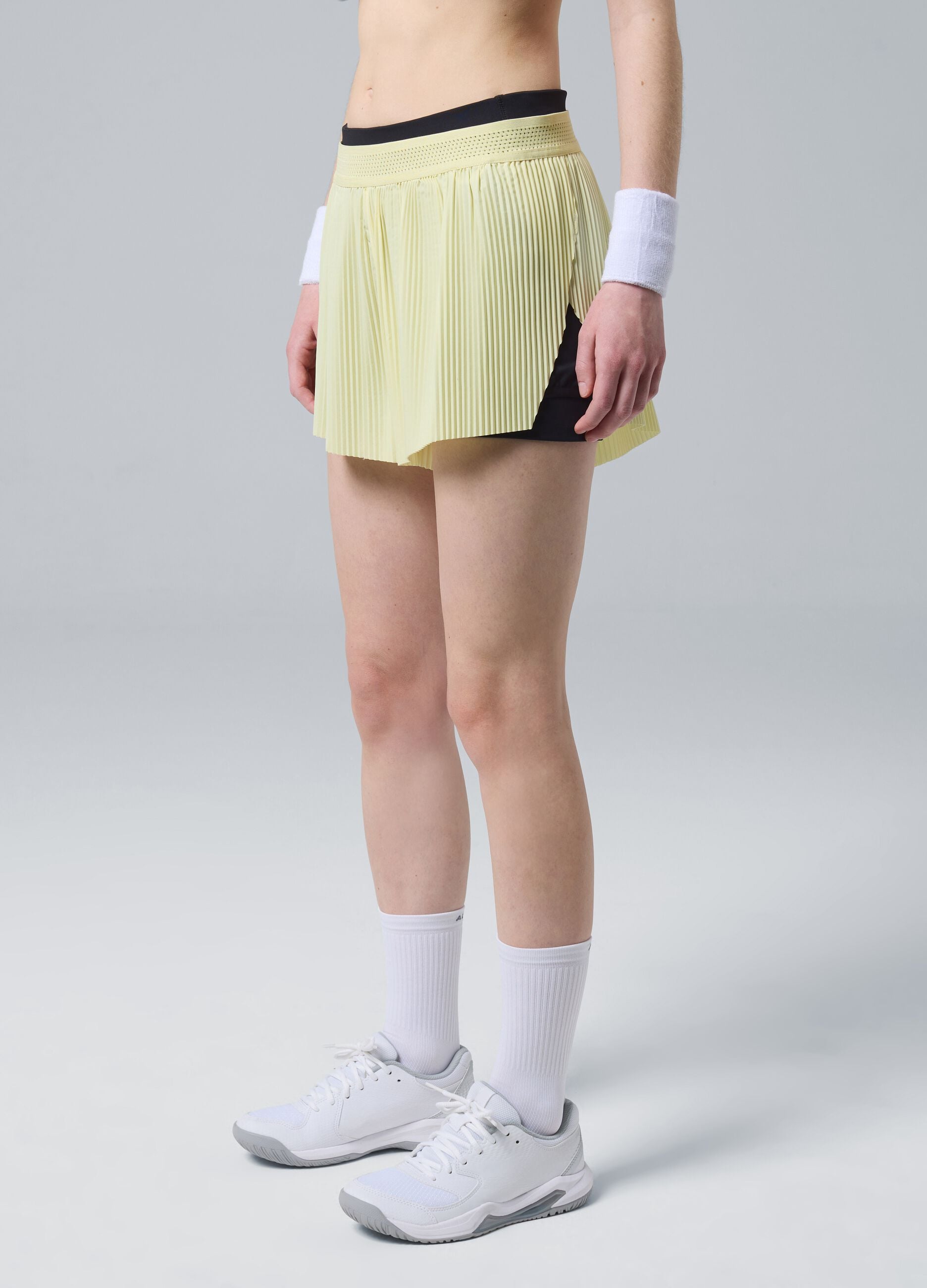 ALTAVIA COURT yellow pleated sports shorts in stretch fabric with removable inner short