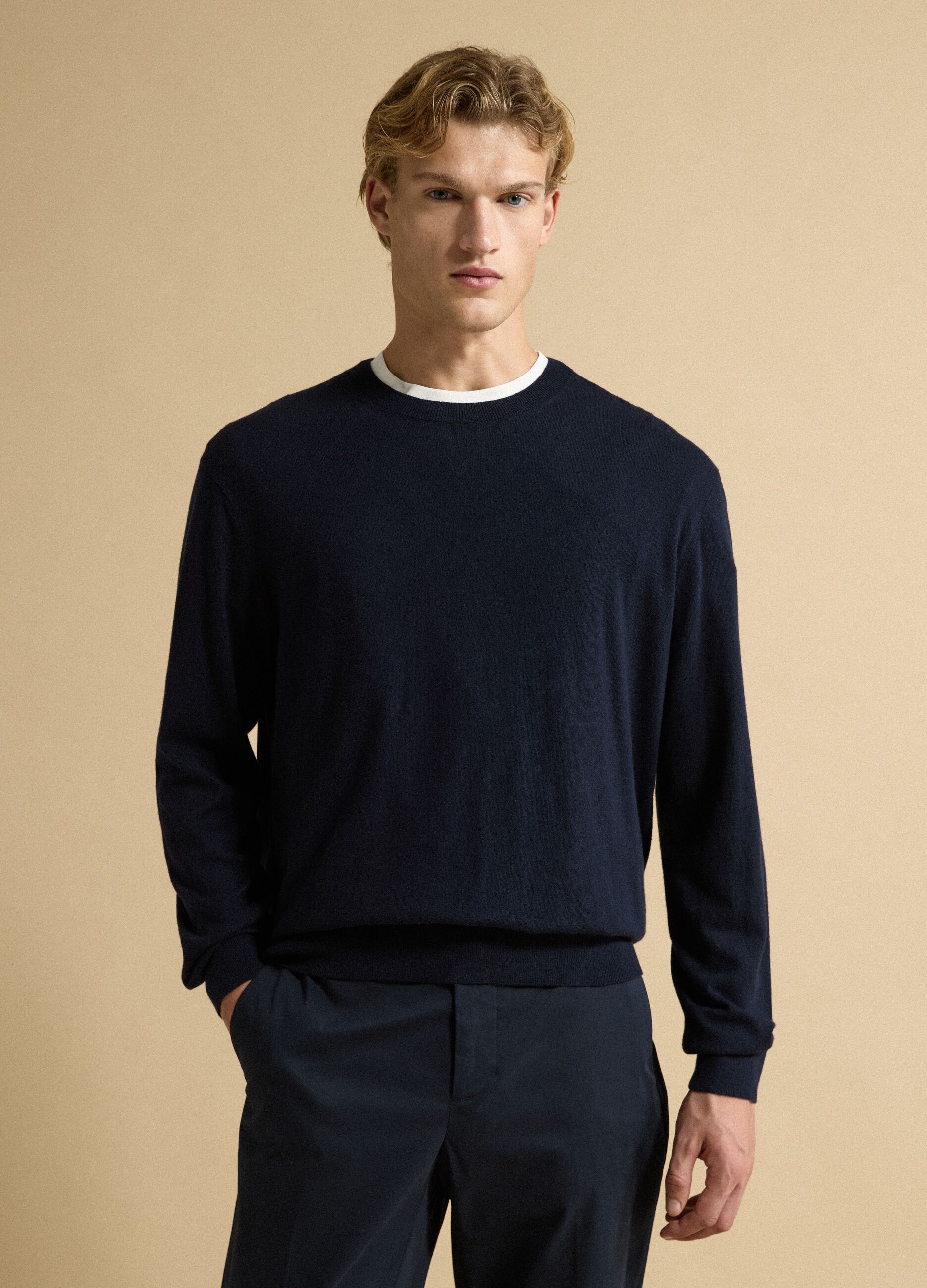 Blue crew-neck jumper in a cotton and cashmere blend, regular fit