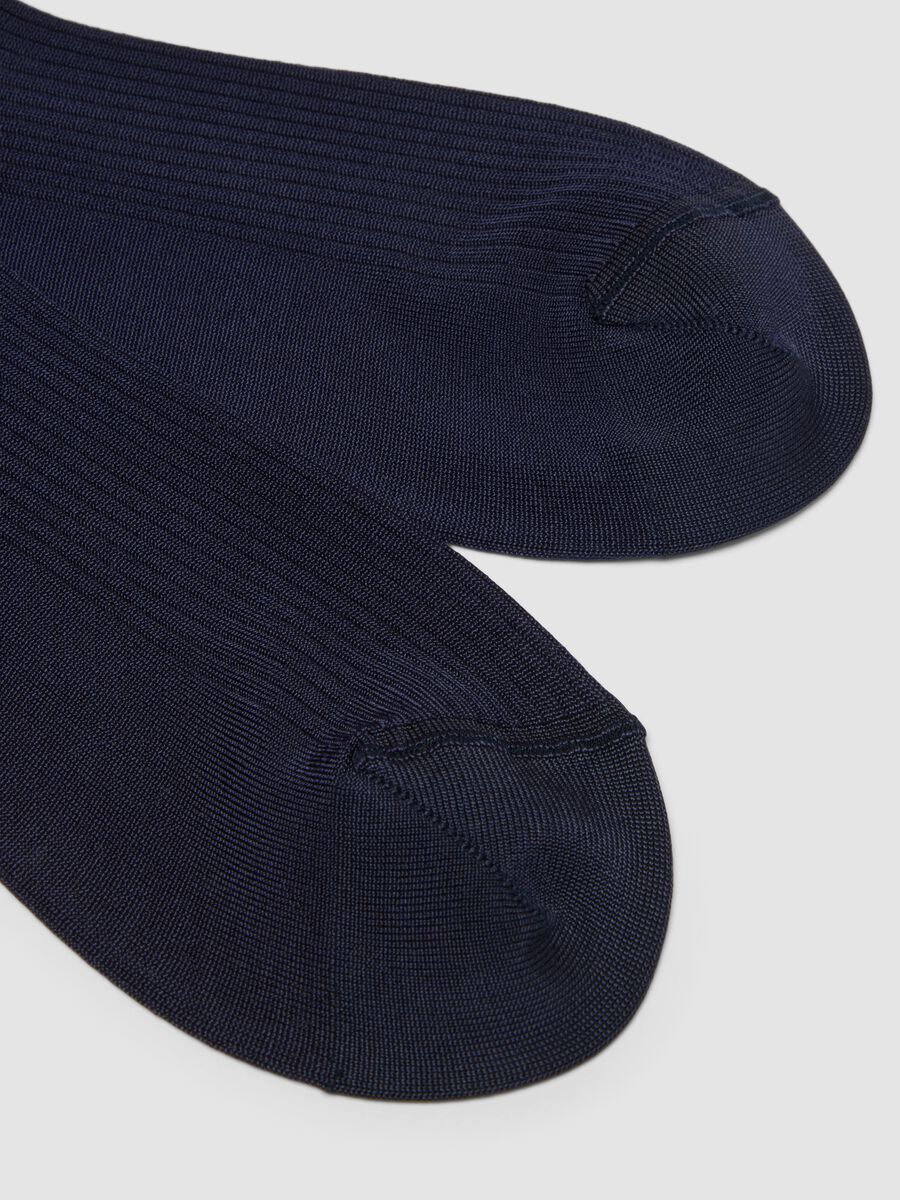 Calzini blu in viscosa elasticizzato a coste_1
