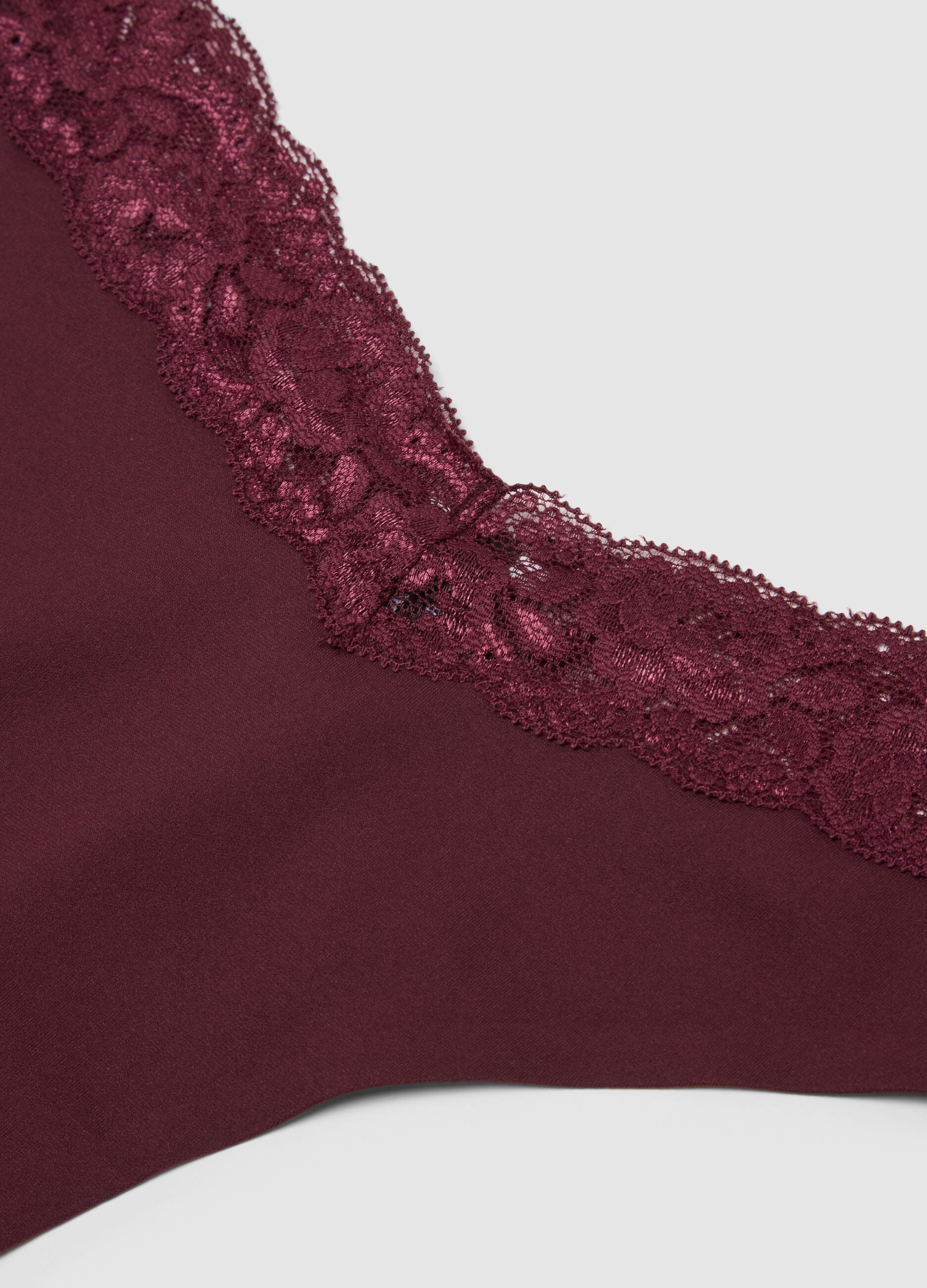 Red regular fit thong with lace details