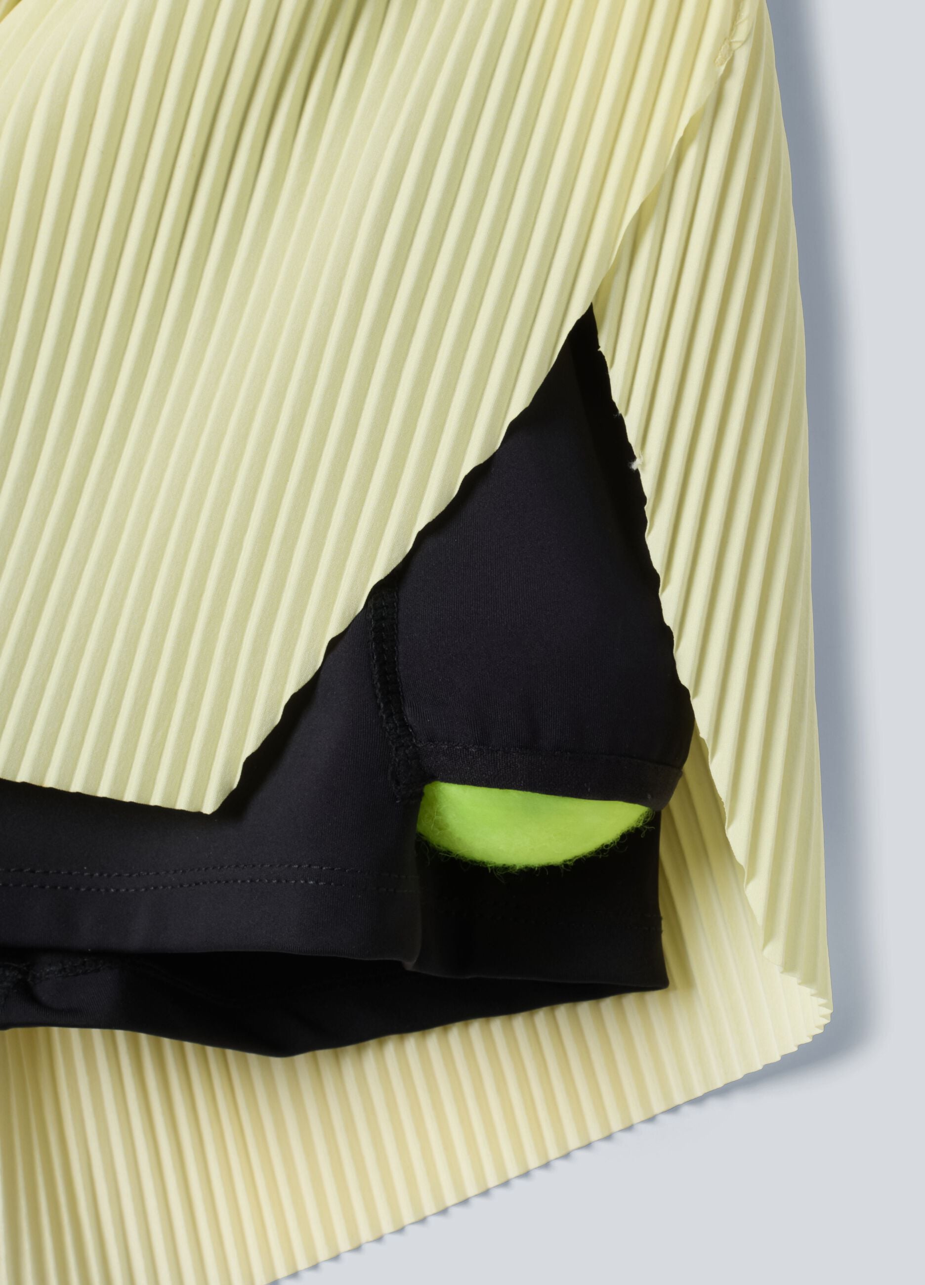 ALTAVIA COURT yellow pleated sports shorts in stretch fabric with removable inner short