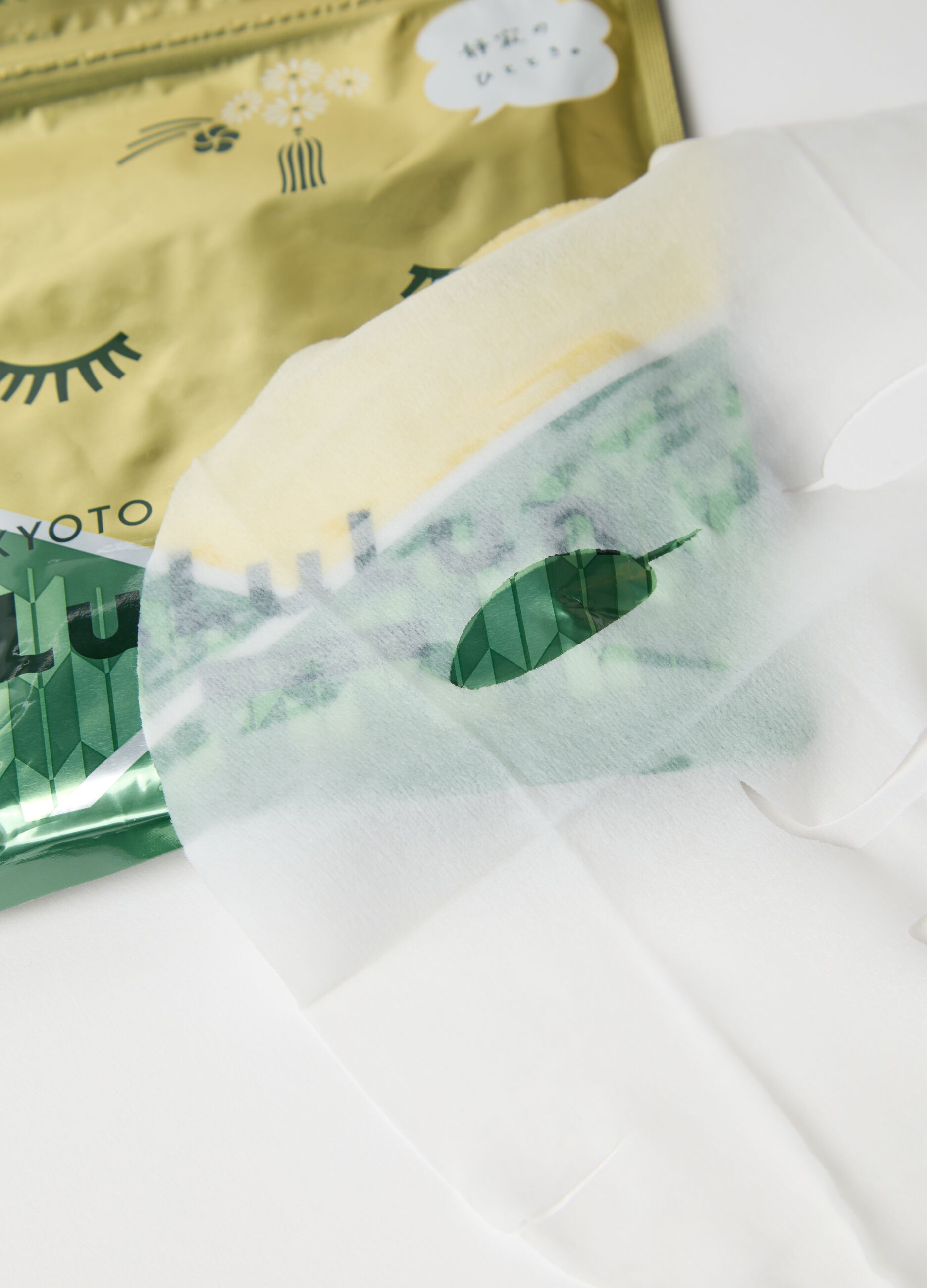 Premium fabric mask with flowers and green tea leaves extract from the Kyoto region (Japan) that is curative and antioxidant. The pack contains 7 fabric masks. Perfect for daily use.