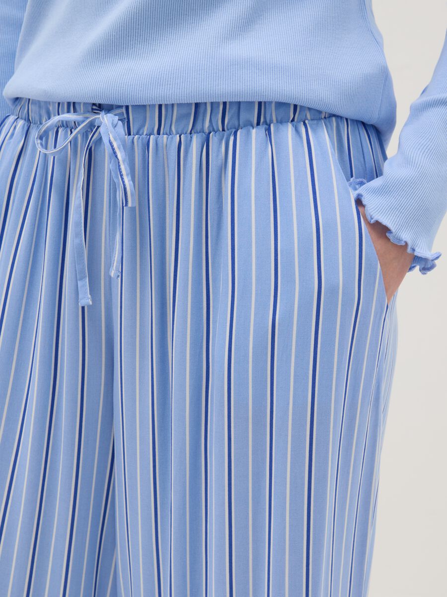 Pantaloni pigiama in pura viscosa azzurri a righe regular fit_3