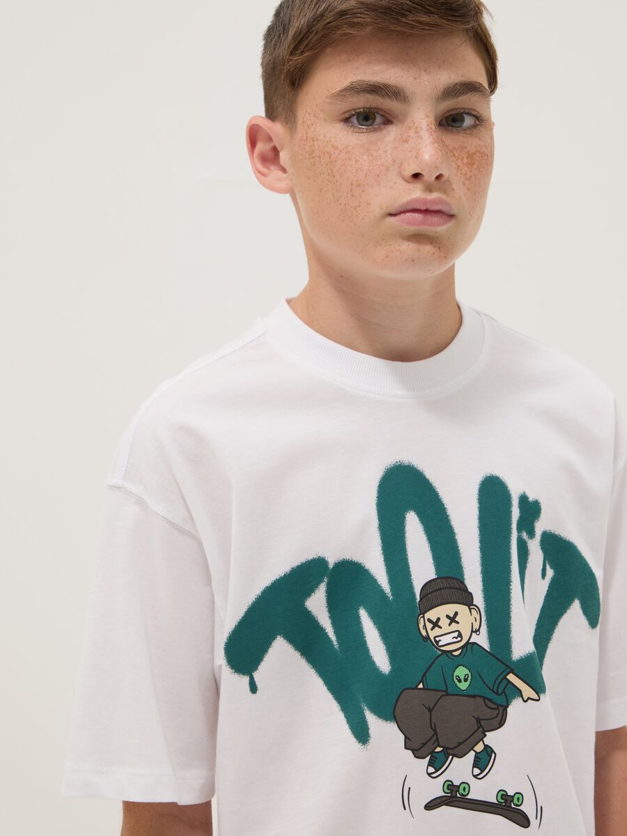 T-shirt in puro cotone bianca da ragazzo oversize fit con stampa_2