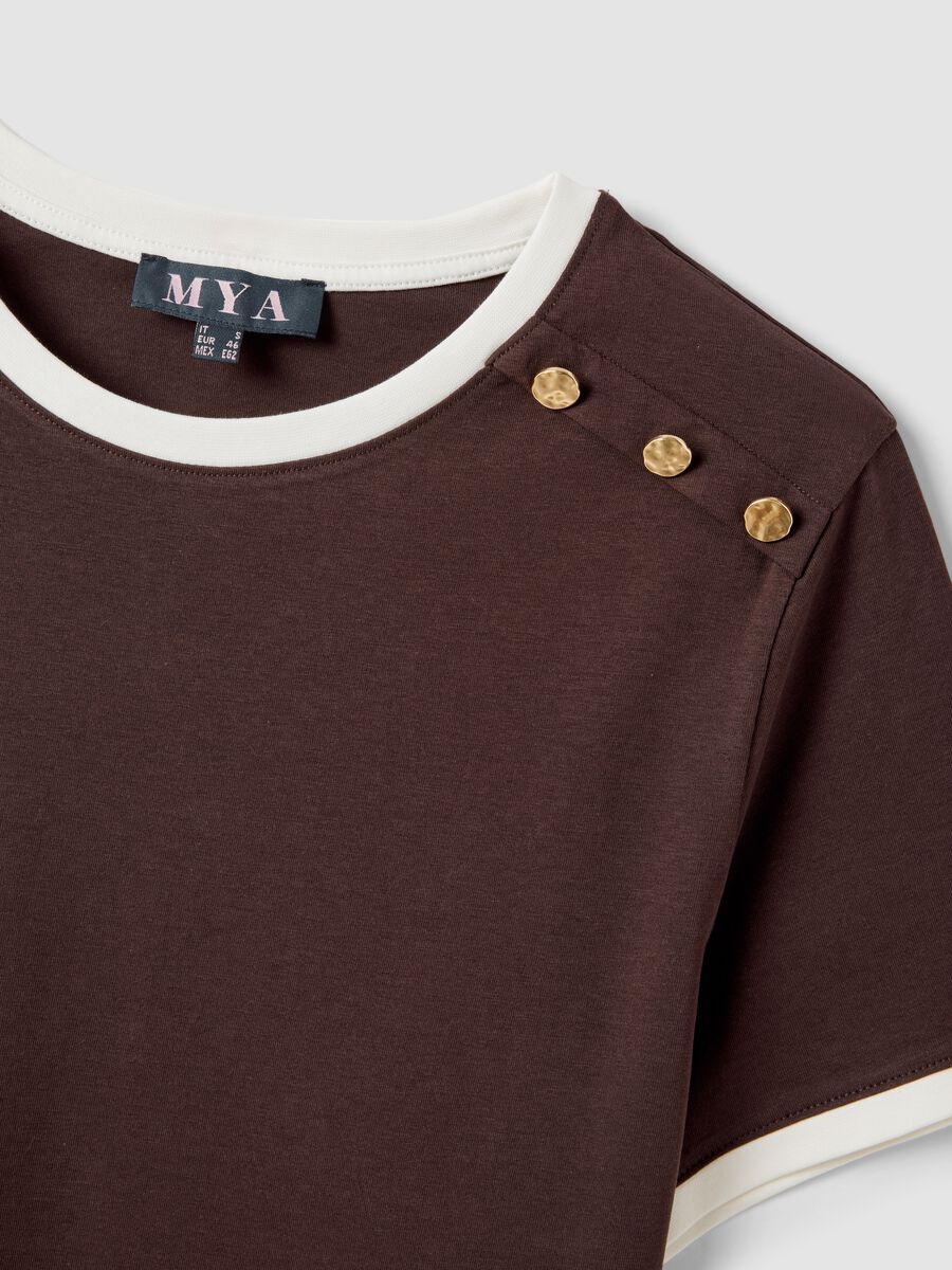 T-shirt marrone in puro cotone con bottoni regular fit_6