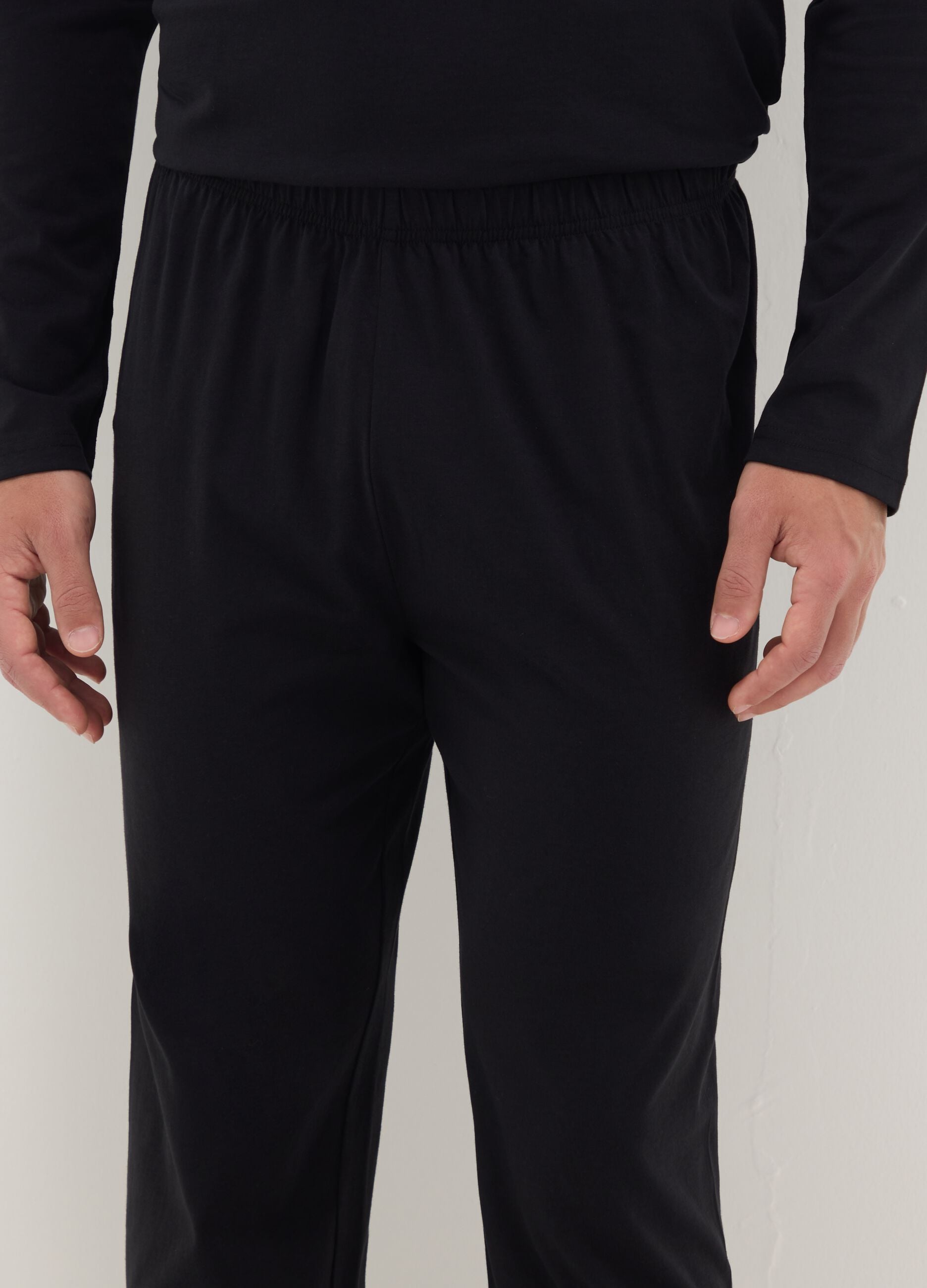 Black long sleeve pyjamas with a V-neck in pure cotton, regular fit