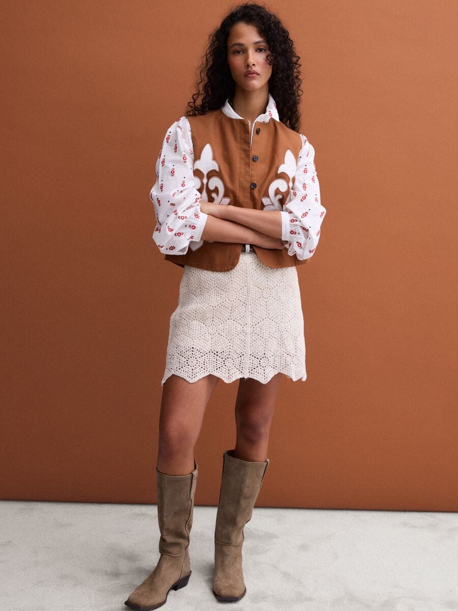 Gilet marrone in misto lino e lyocell con ricami applicati_3
