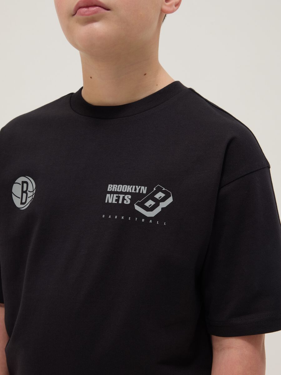T-shirt in puro cotone nero da bambino over fit con logo Brooklyn Nets_2
