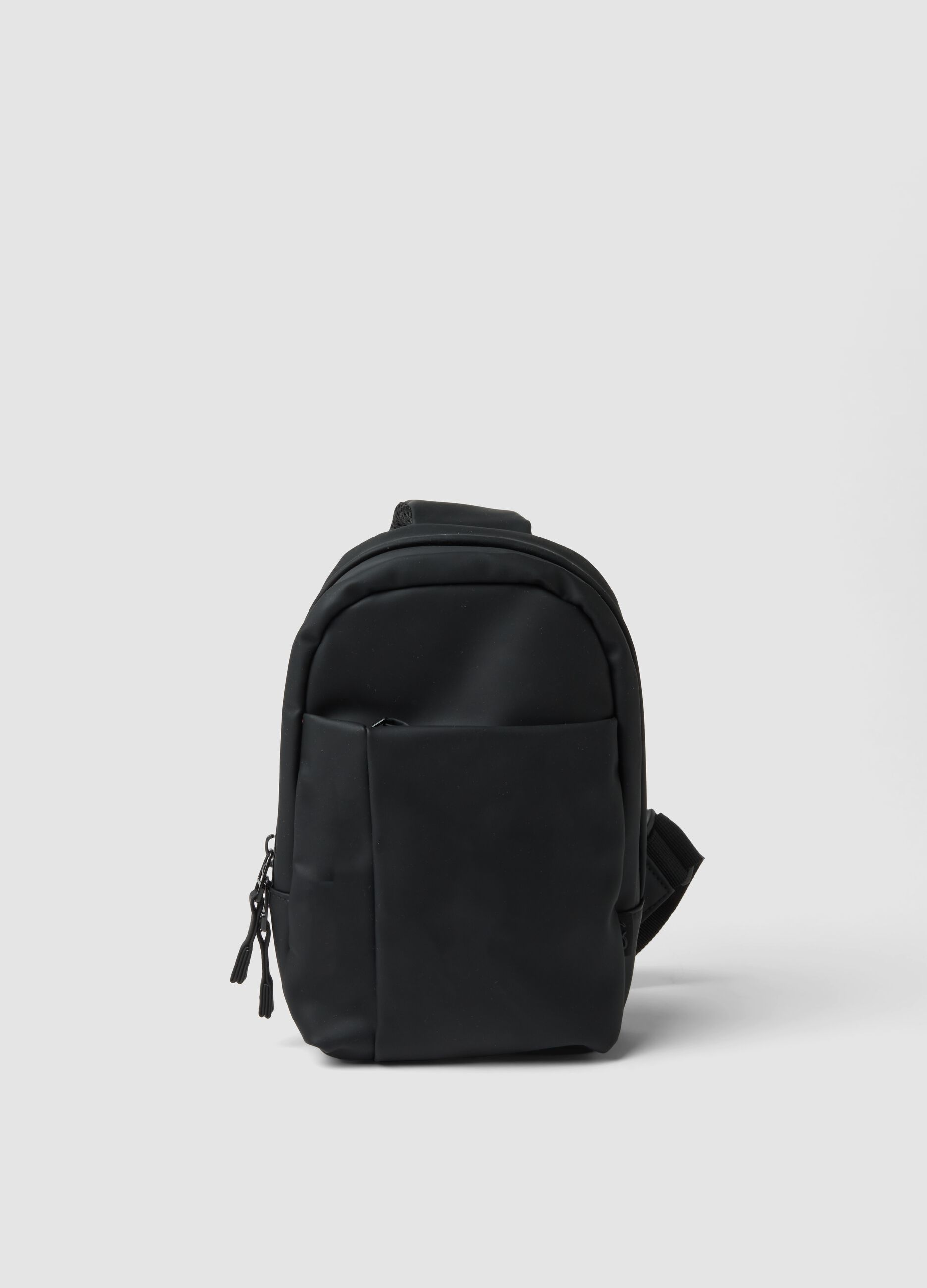 Black crossbody sports bag with water-repellent front pocket