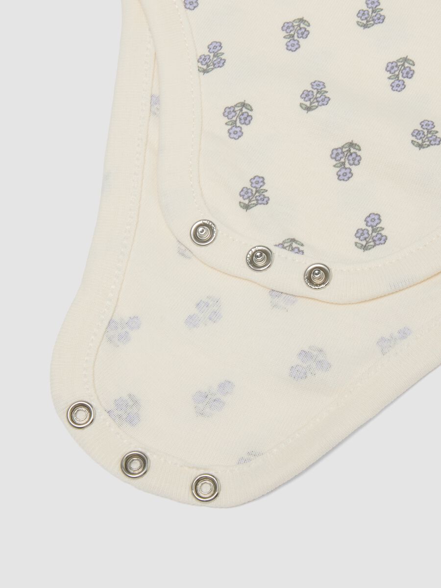Multicoloured 3-pack of pure organic cotton bodysuits for baby girls_3