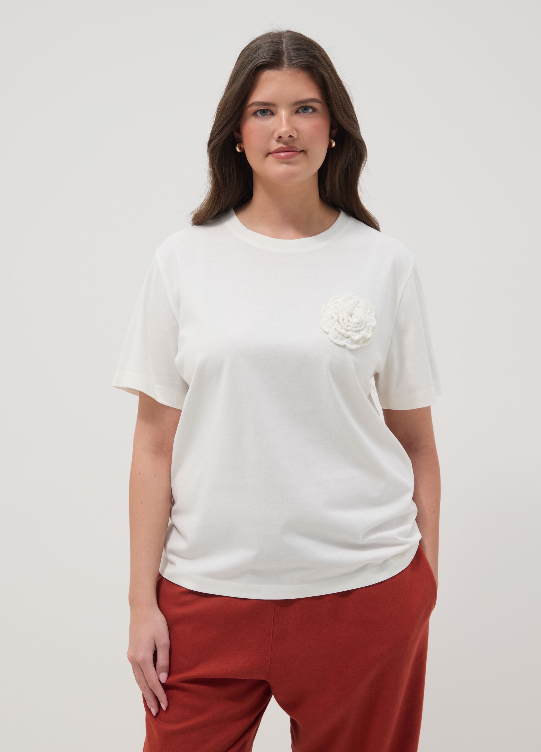 Regular fit pure white cotton T-shirt with appliqued flower