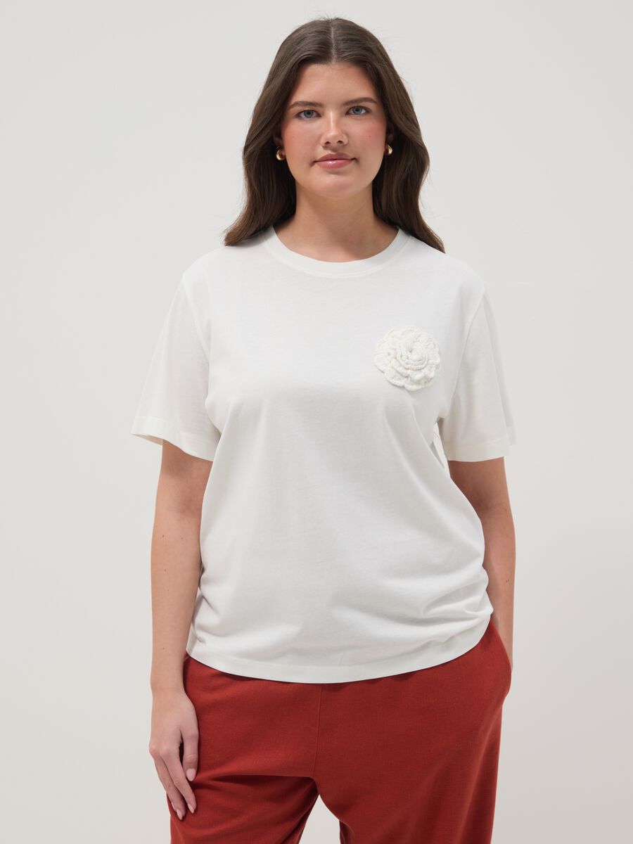 Regular fit pure white cotton T-shirt with appliqued flower_0