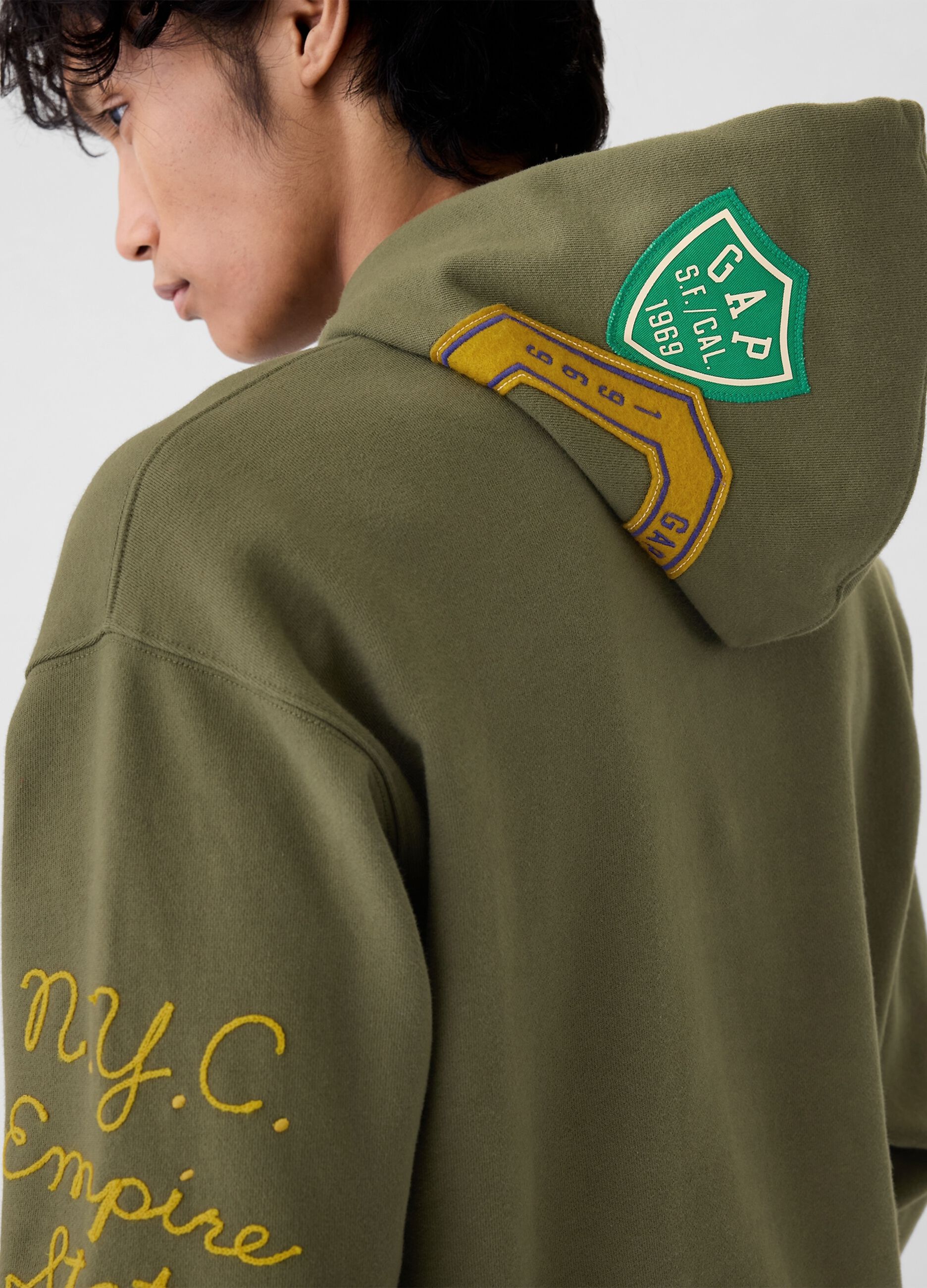 Sweatshirt with hood and logo patch
