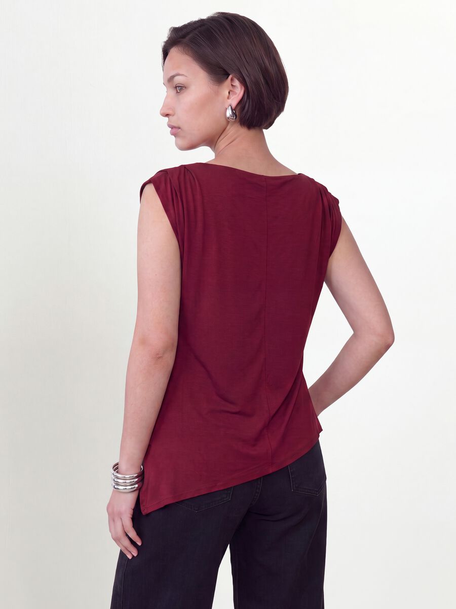T-shirt rossa in viscosa elasticizzata con scollo drappeggiato_2