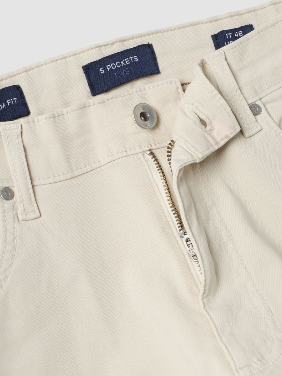 Pantaloni beige in twill di cotone elasticizzato slim fit_1