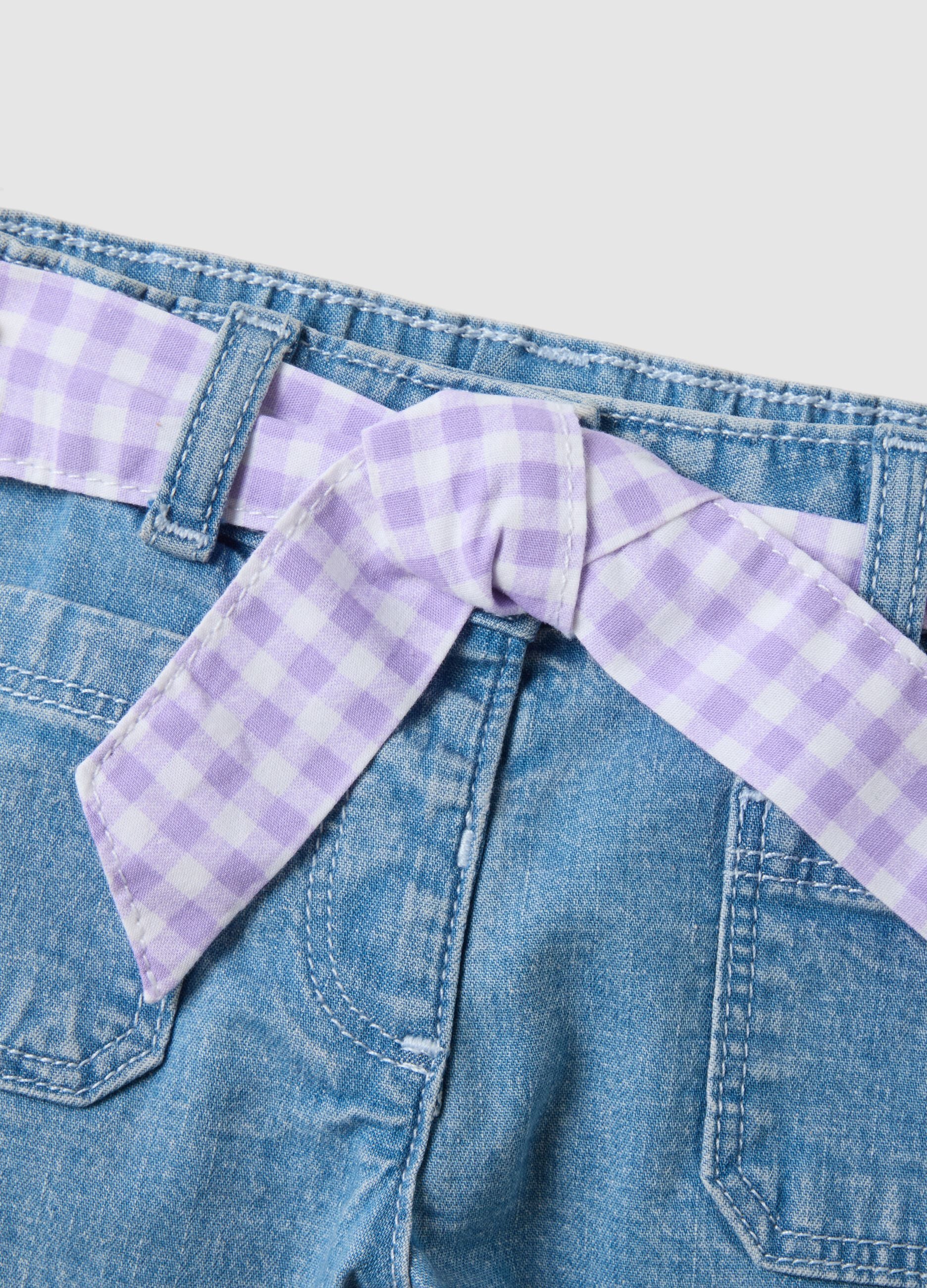 Girls&rsquo; blue denim shorts in stretch cotton with gingham belt