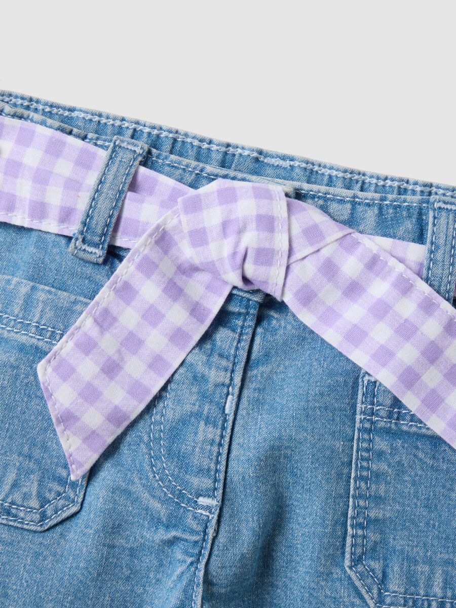 Shorts denim blu in cotone elasticizzato da bimba con cintura vichy_2