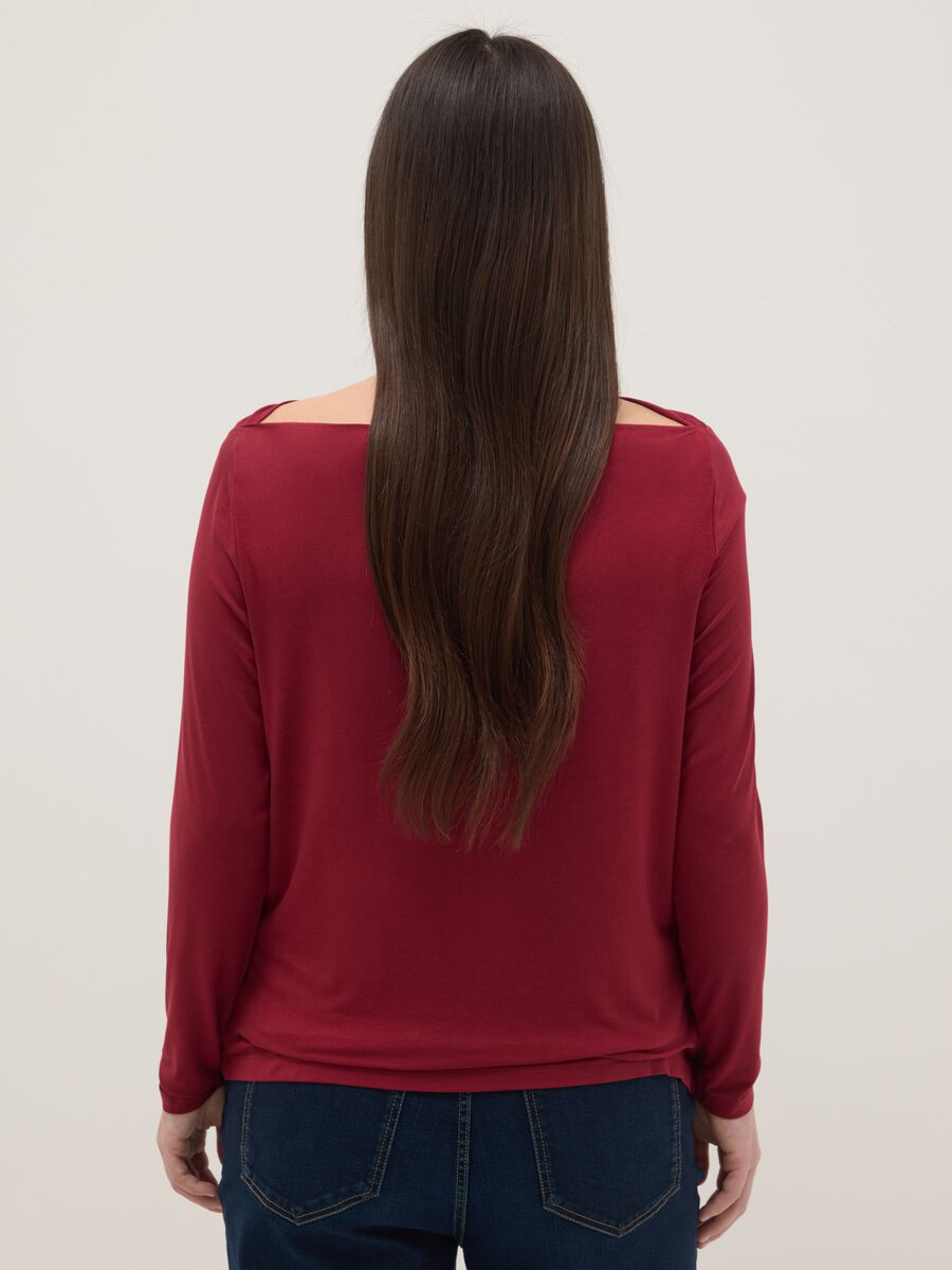 Long red viscose stretch top regular fit with boat neckline_3