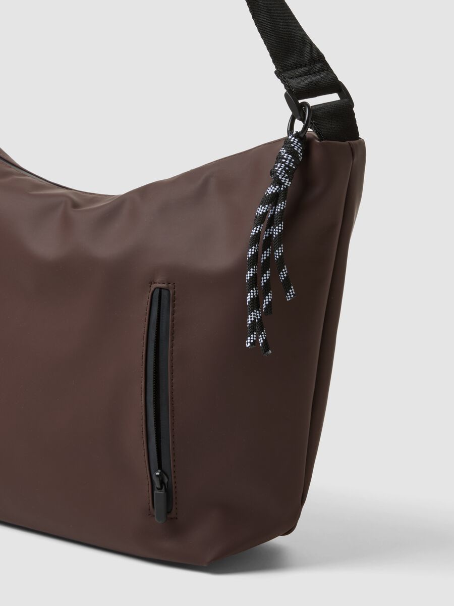 Borsa marrone a spalla con tracolla regolabile_1