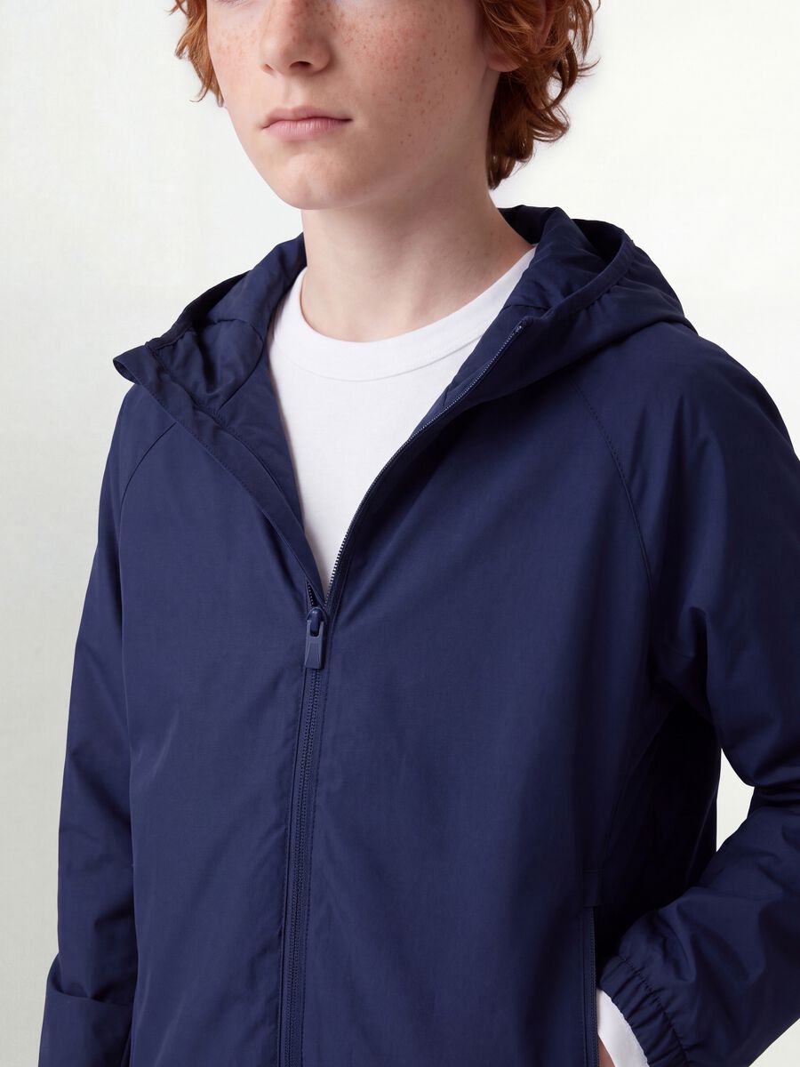 Giacca antipioggia blu con cappuccio e zip per ragazzo_3