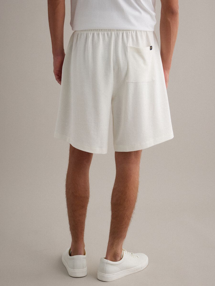 White cotton-blend jogger shorts with drawstring, relaxed fit_2