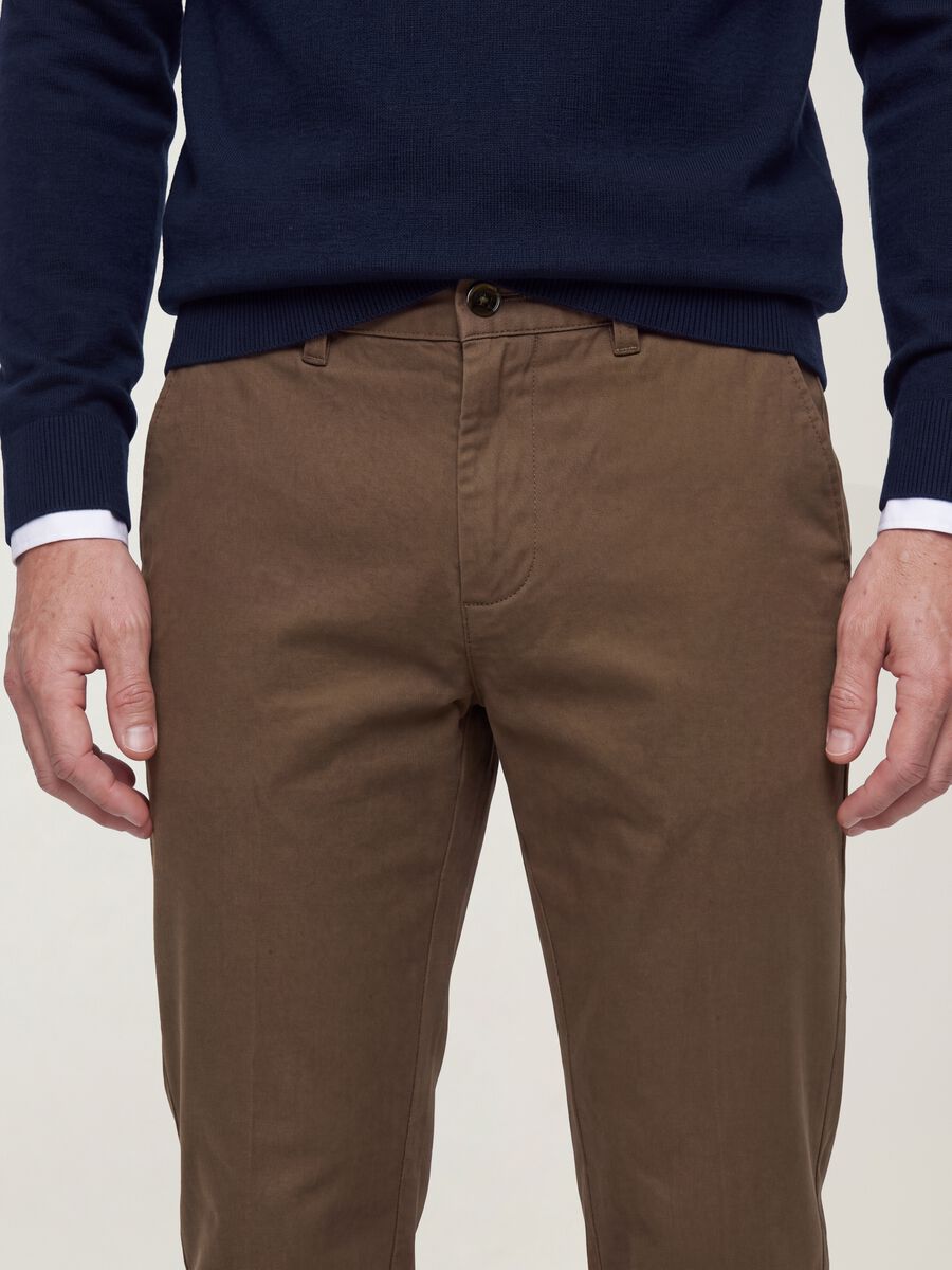 Men's brown slim-fit stretch cotton twill chino trousers_3